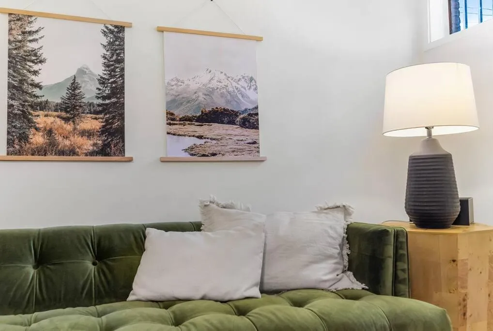 Lilac In Law, Picturesque lower unit