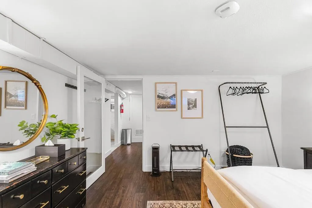 Lilac In Law, Picturesque lower unit