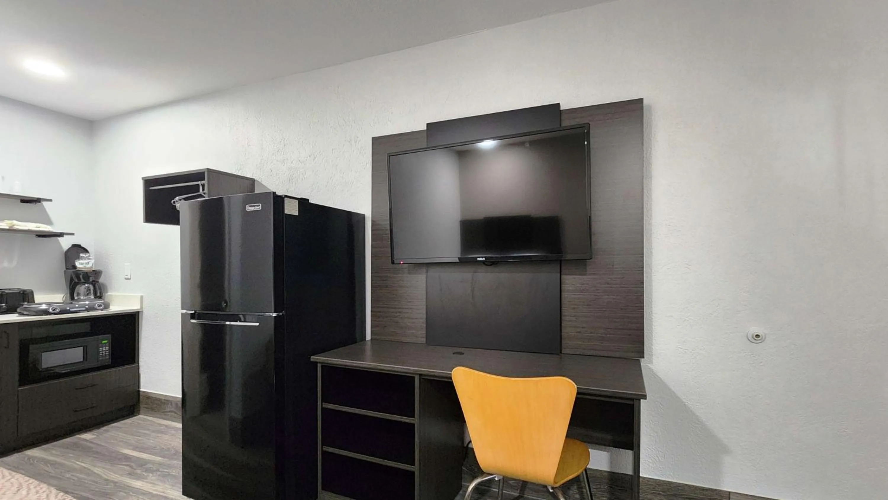 TV and multimedia in Studio 6 Galveston TX