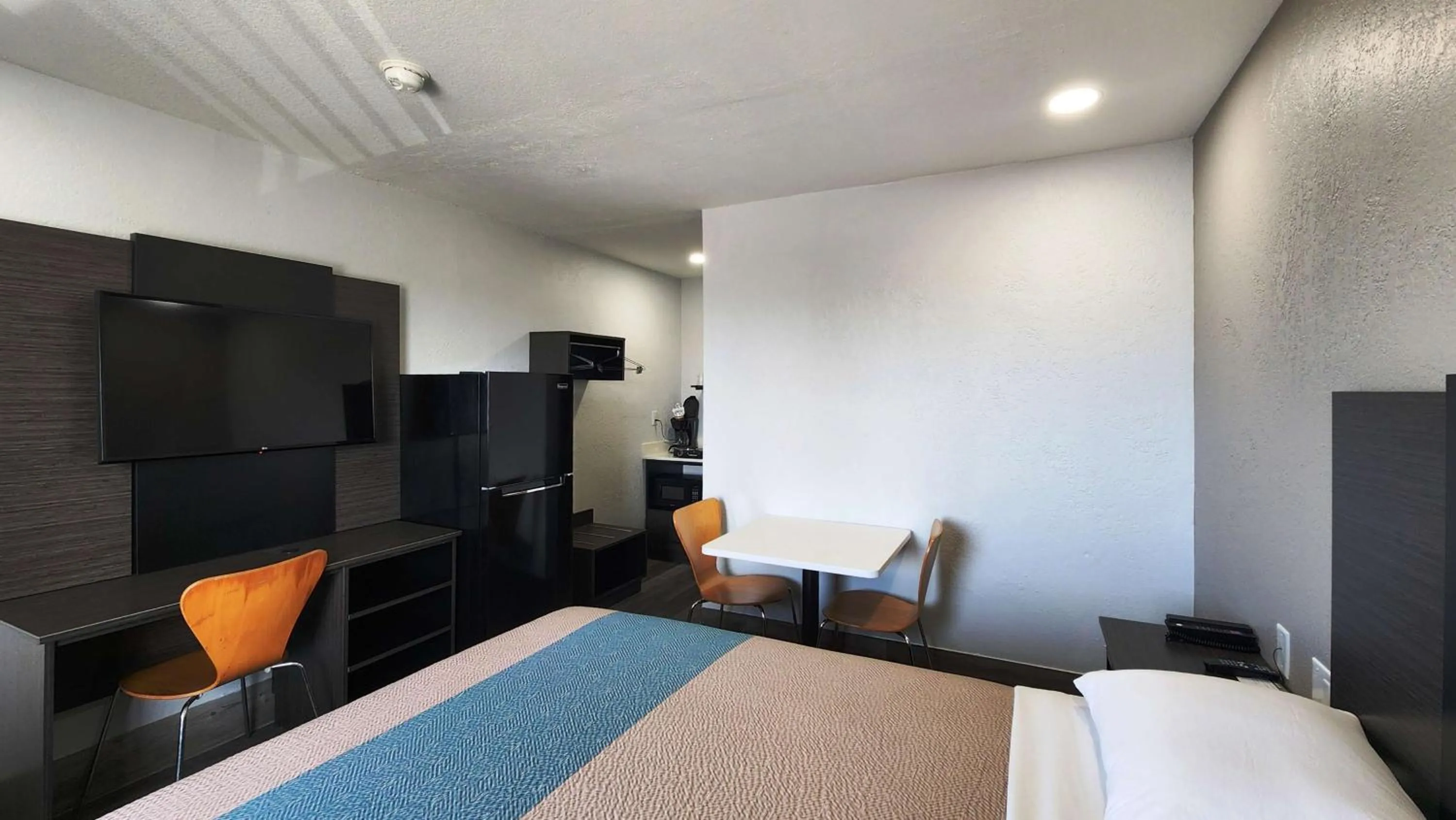 Bed in Studio 6 Galveston TX