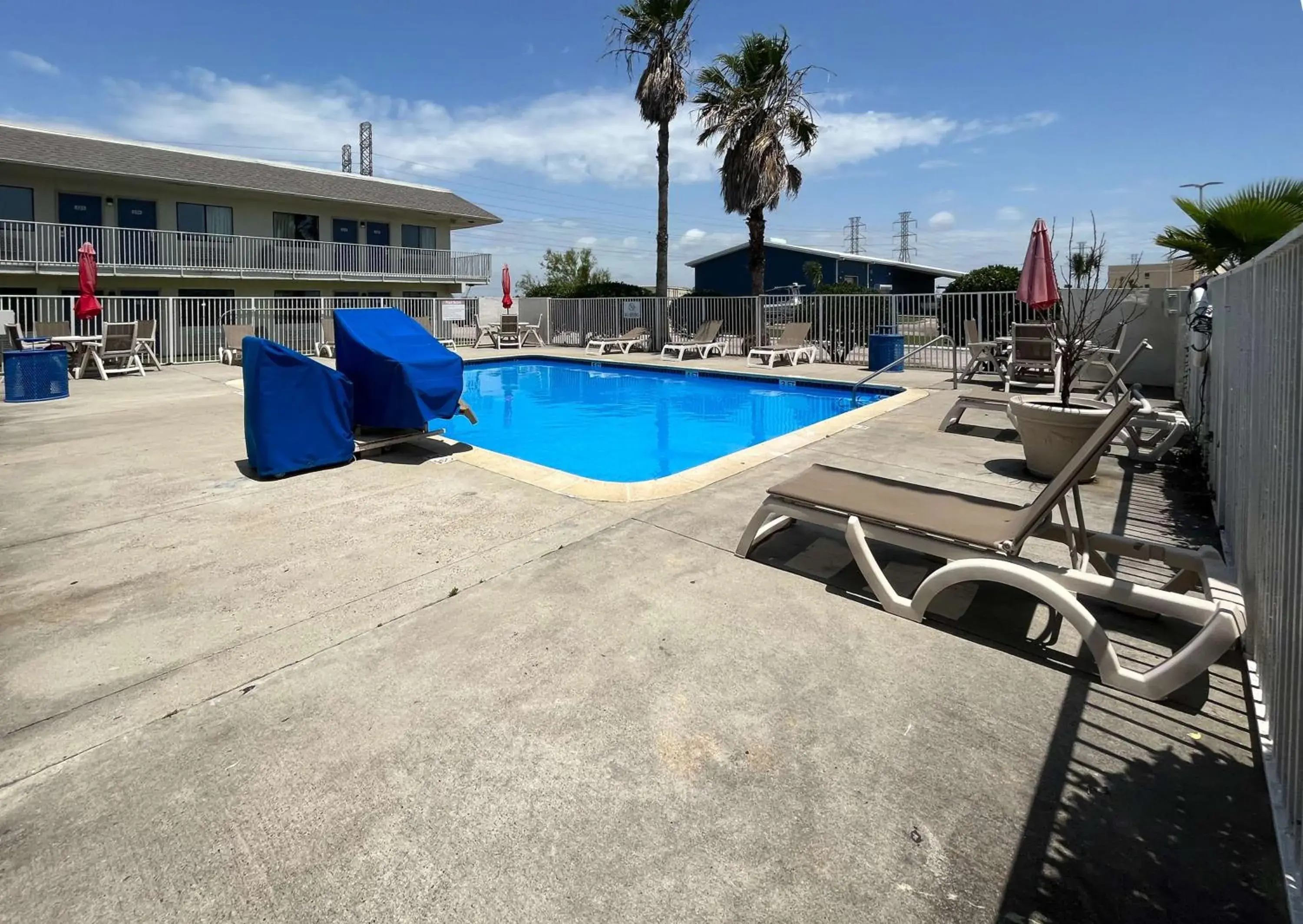 Property building in Studio 6 Galveston TX Property building in Studio 6 Galveston TX