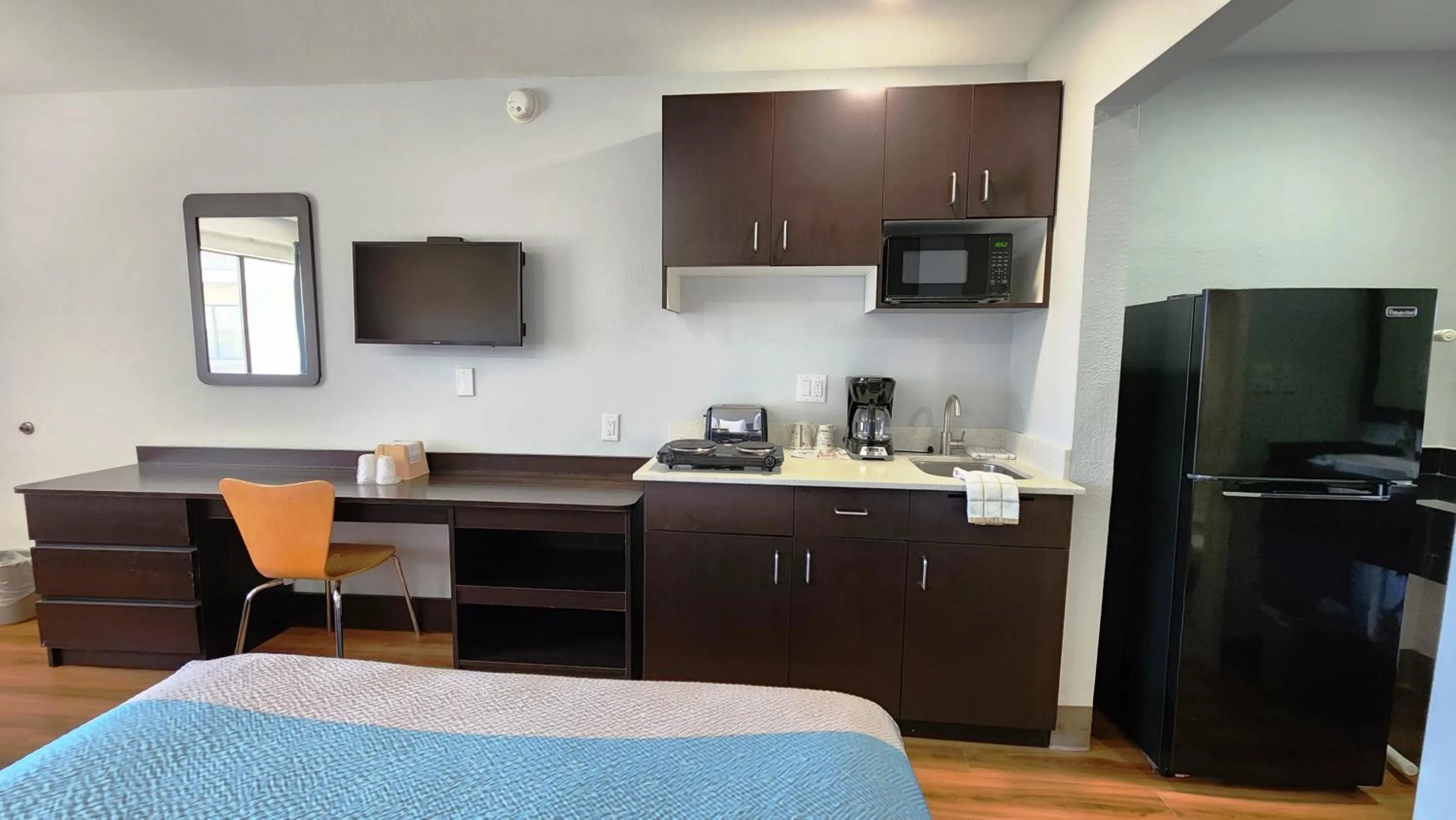 TV and multimedia in Studio 6 Webster TX Houston NASA Lake