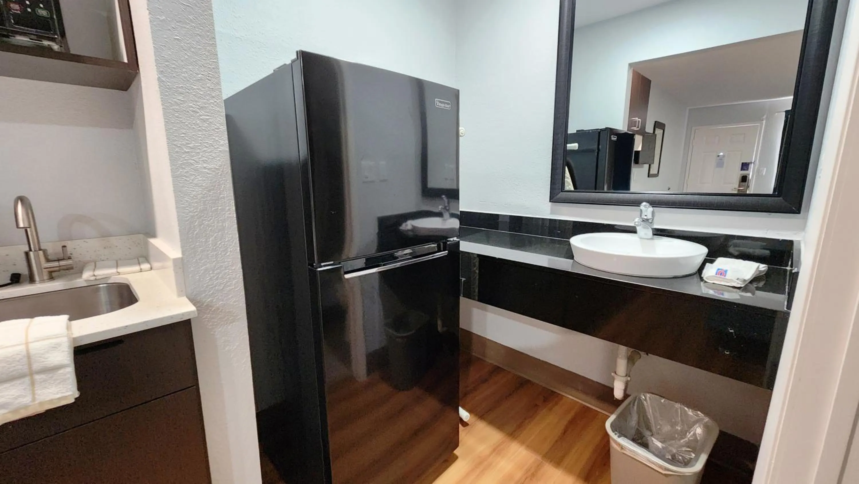 Bathroom in Studio 6 Webster TX Houston NASA Lake