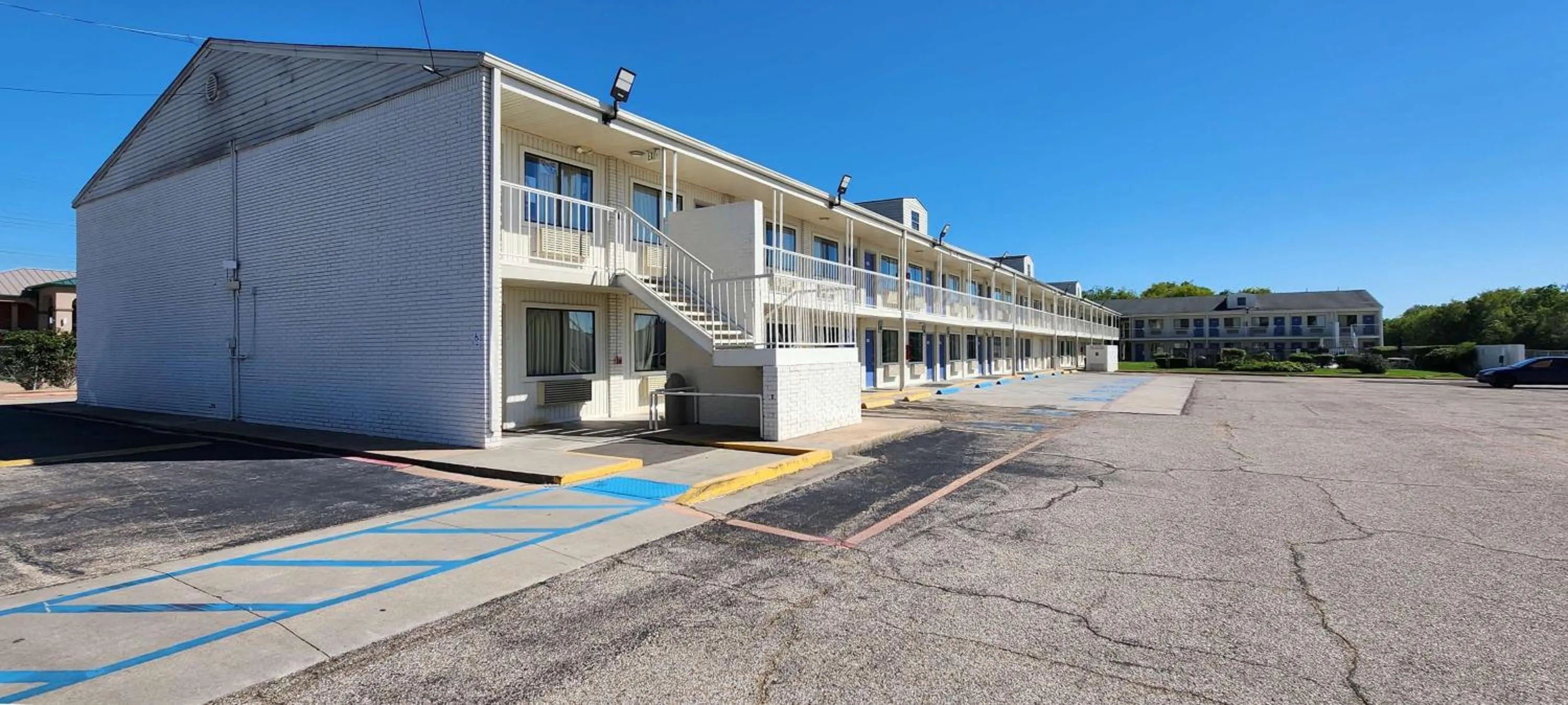 Property building in Studio 6 Webster TX Houston NASA Lake