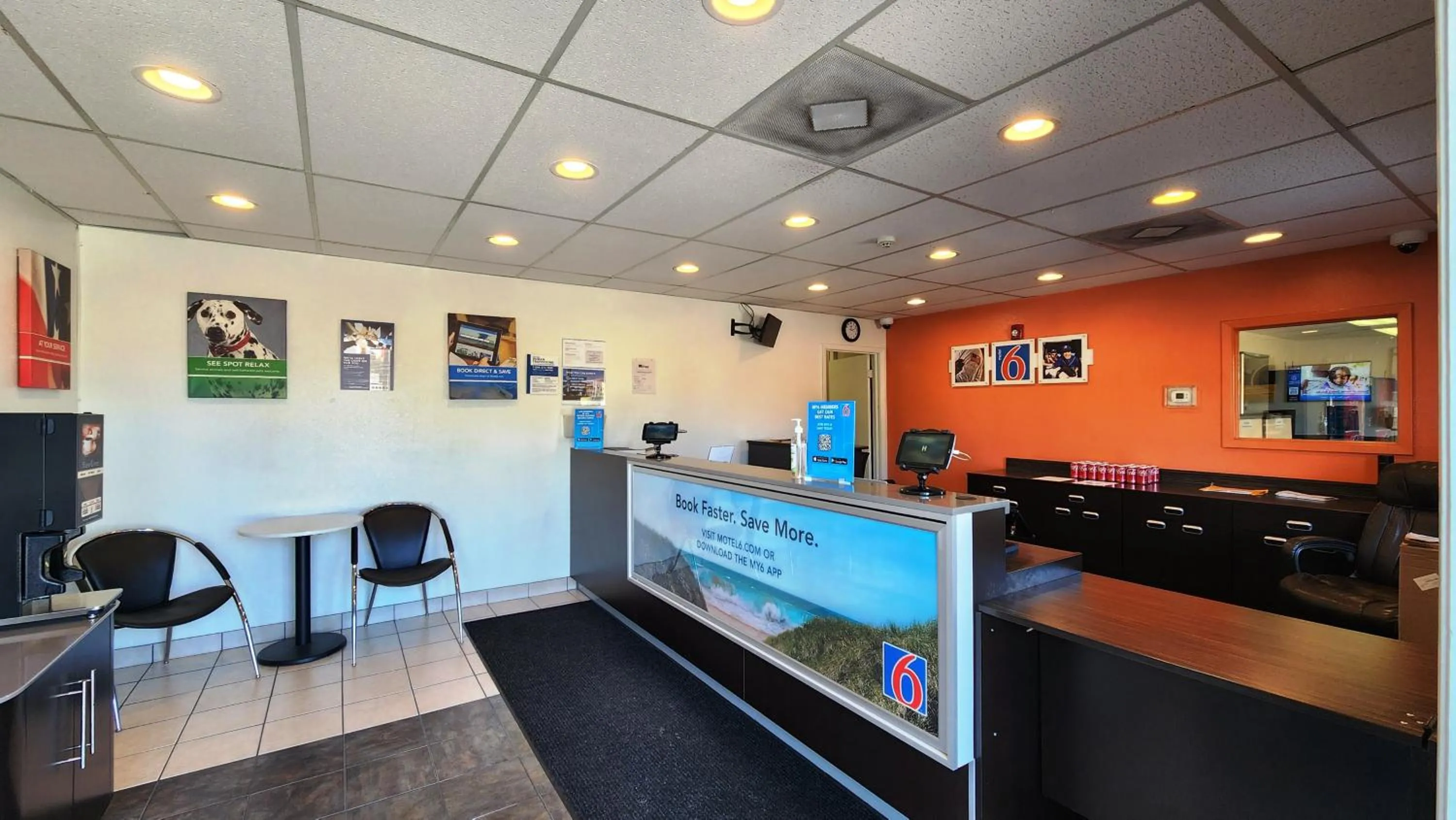 Lobby or reception in Studio 6 Webster TX Houston NASA Lake