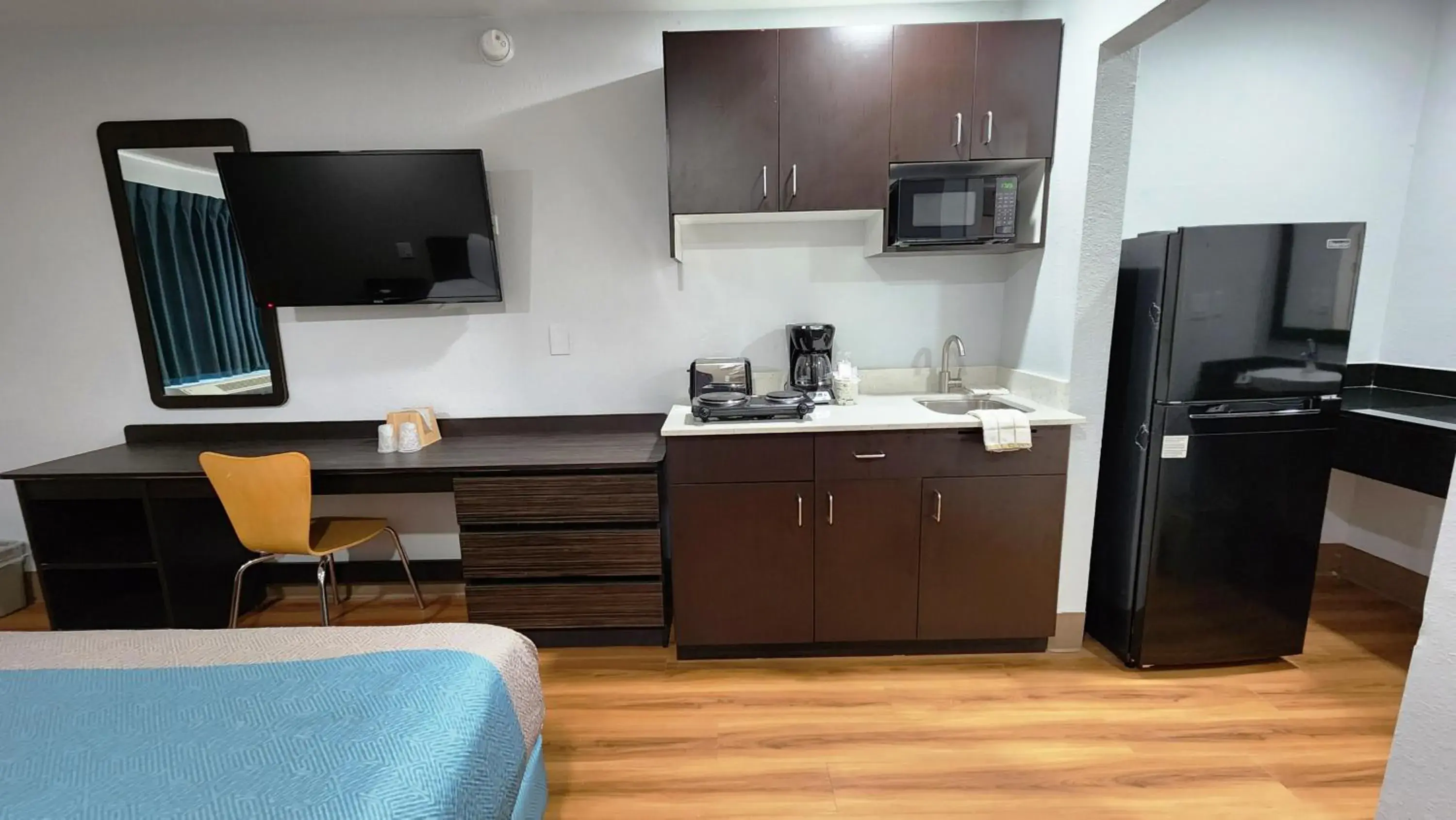 Bed in Studio 6 Webster TX Houston NASA Lake Bed in Studio 6 Webster TX Houston NASA Lake