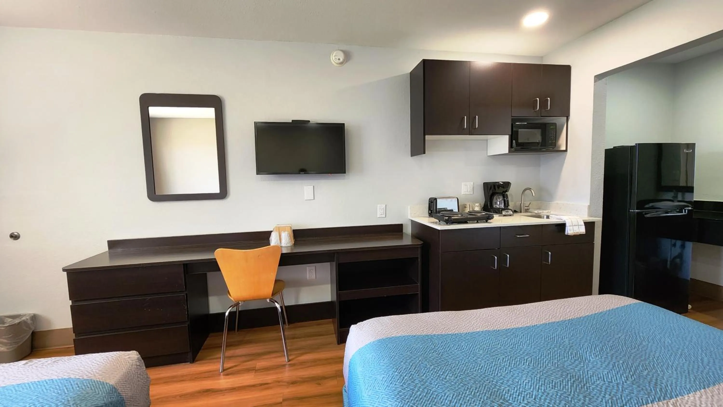 Bed in Studio 6 Webster TX Houston NASA Lake