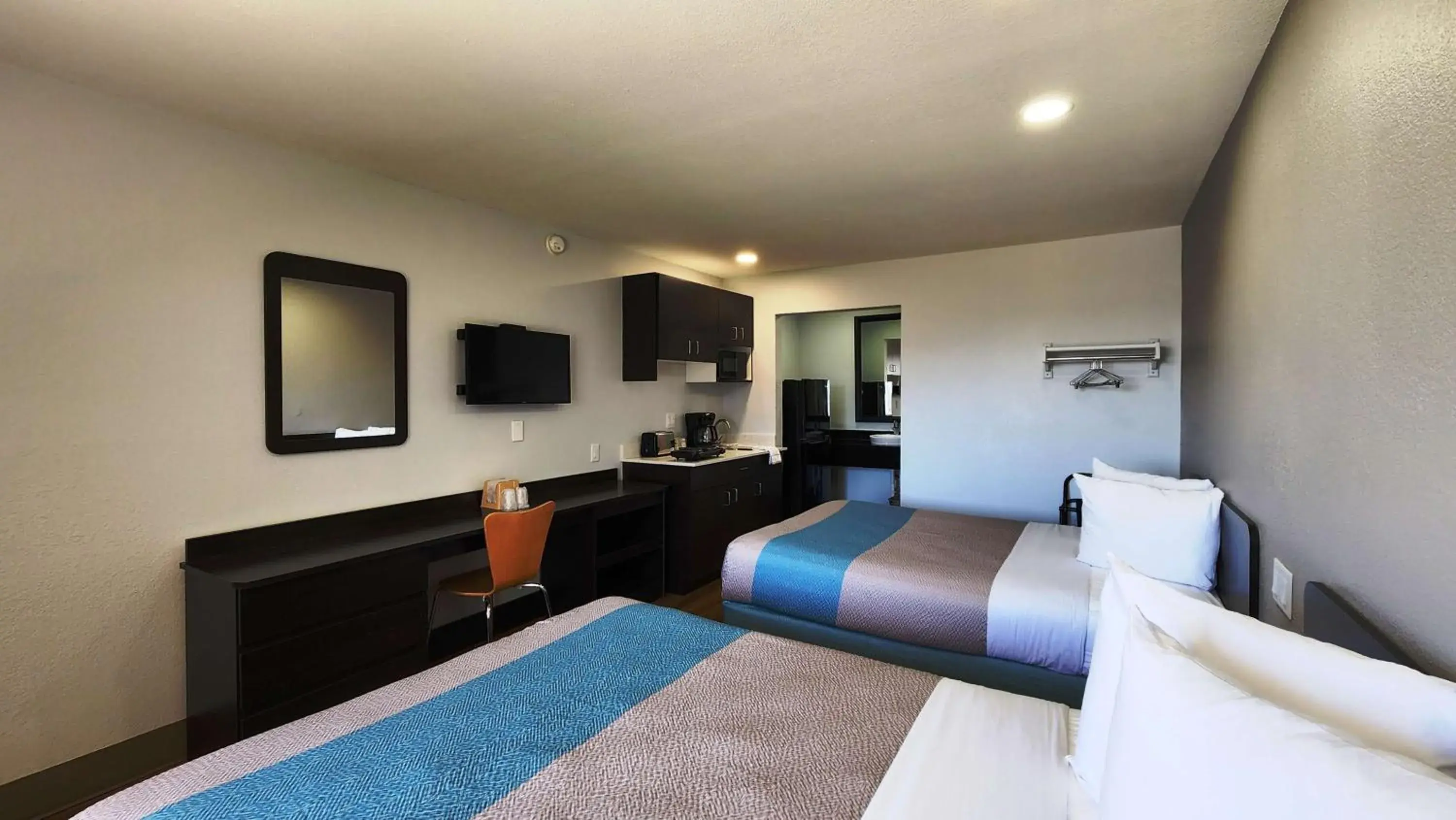 Bedroom, Bed in Studio 6 Webster TX Houston NASA Lake Bedroom, Bed in Studio 6 Webster TX Houston NASA Lake