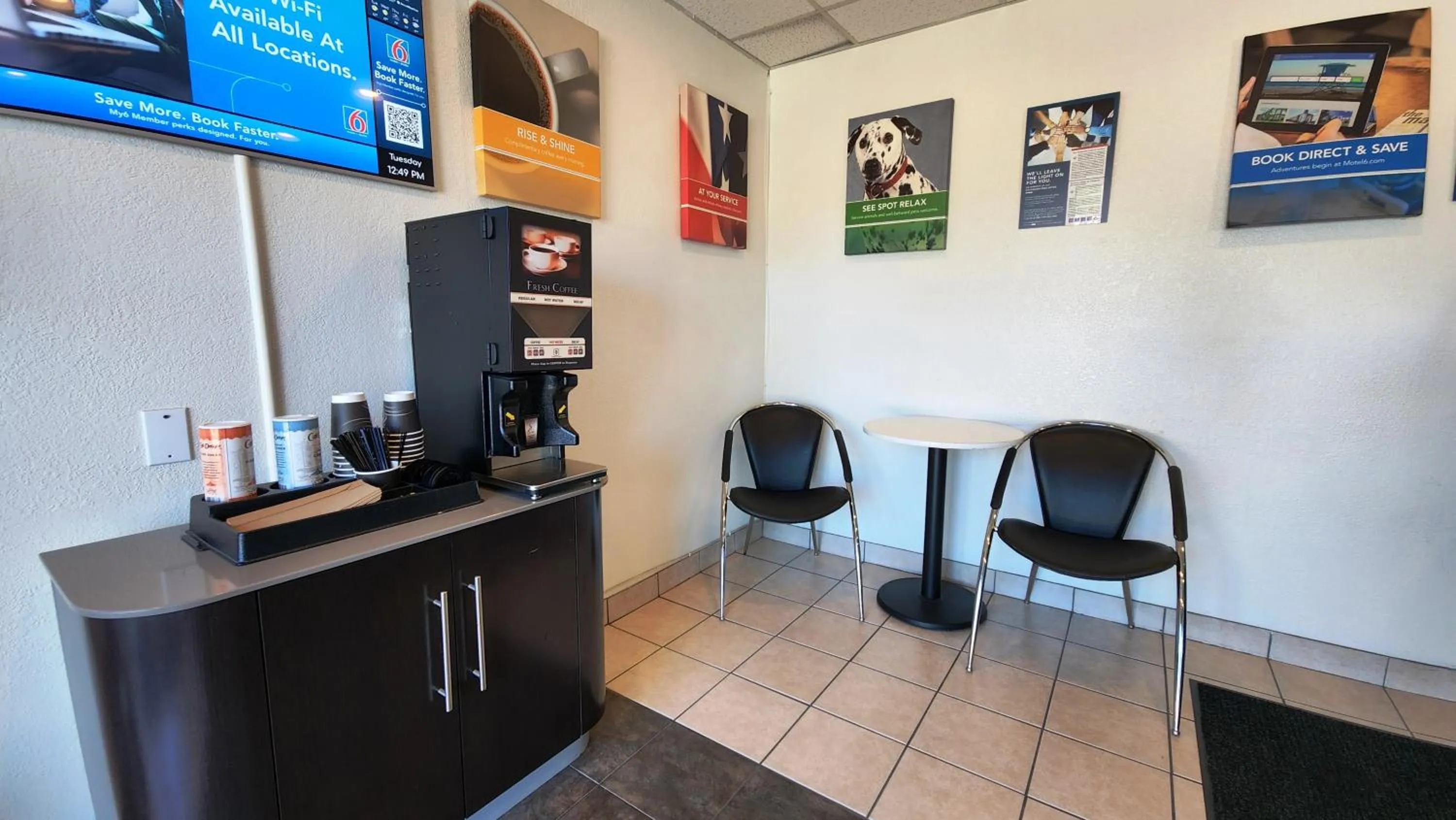 Lobby or reception in Studio 6 Webster TX Houston NASA Lake