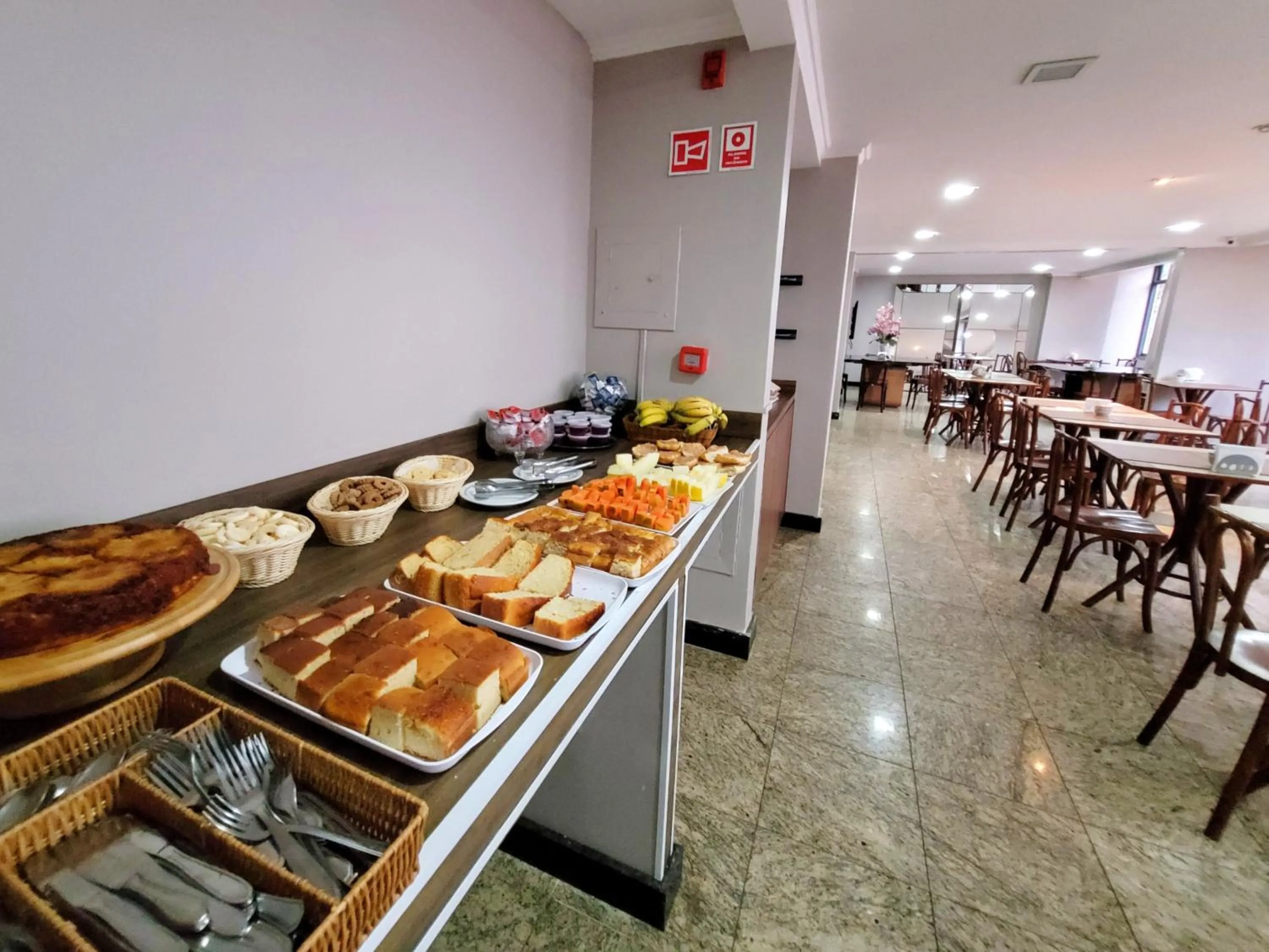 Breakfast in Hotel Alvorada Taguatinga by Bsb Inn