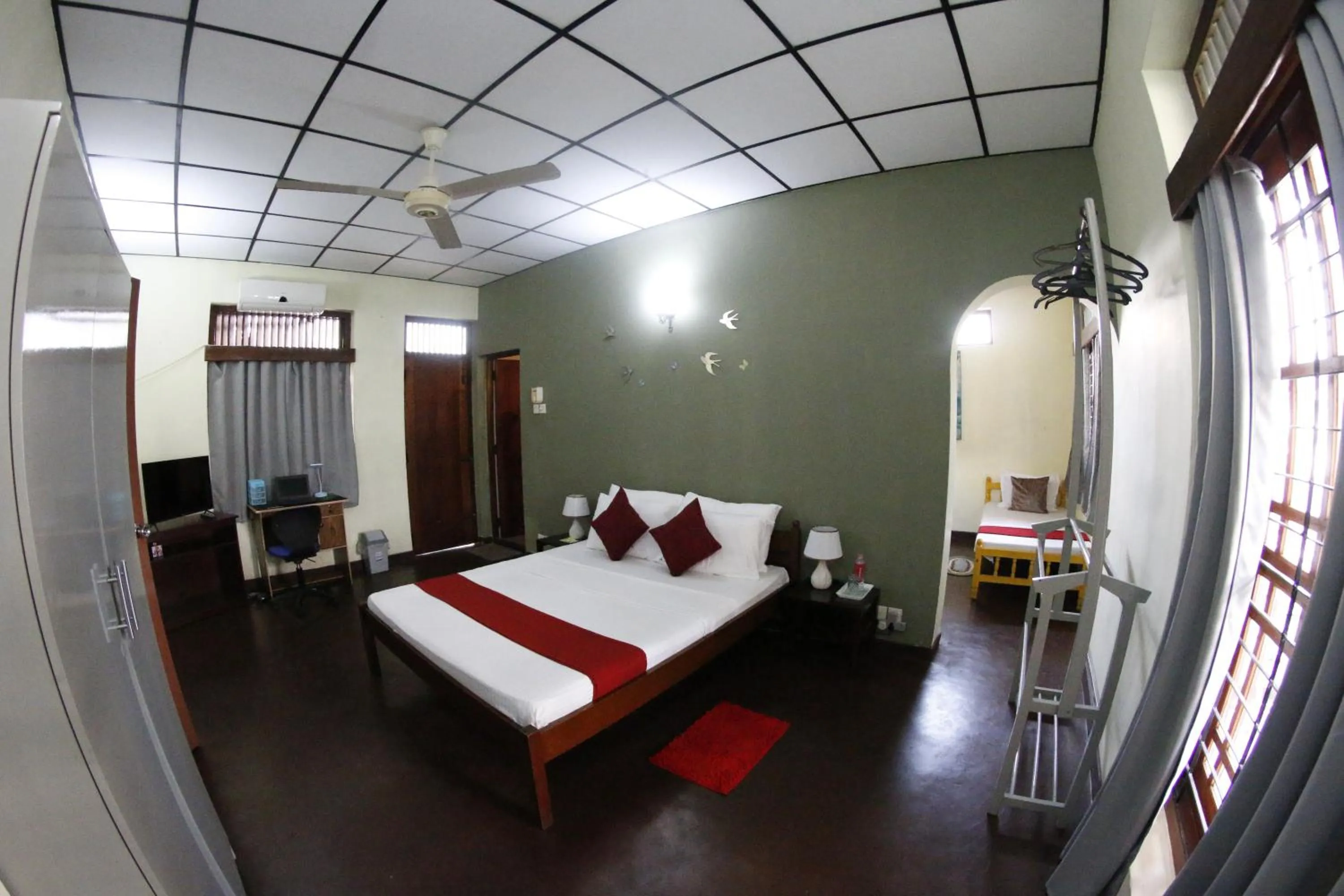 wardrobe, Bed in Oasis Colombo