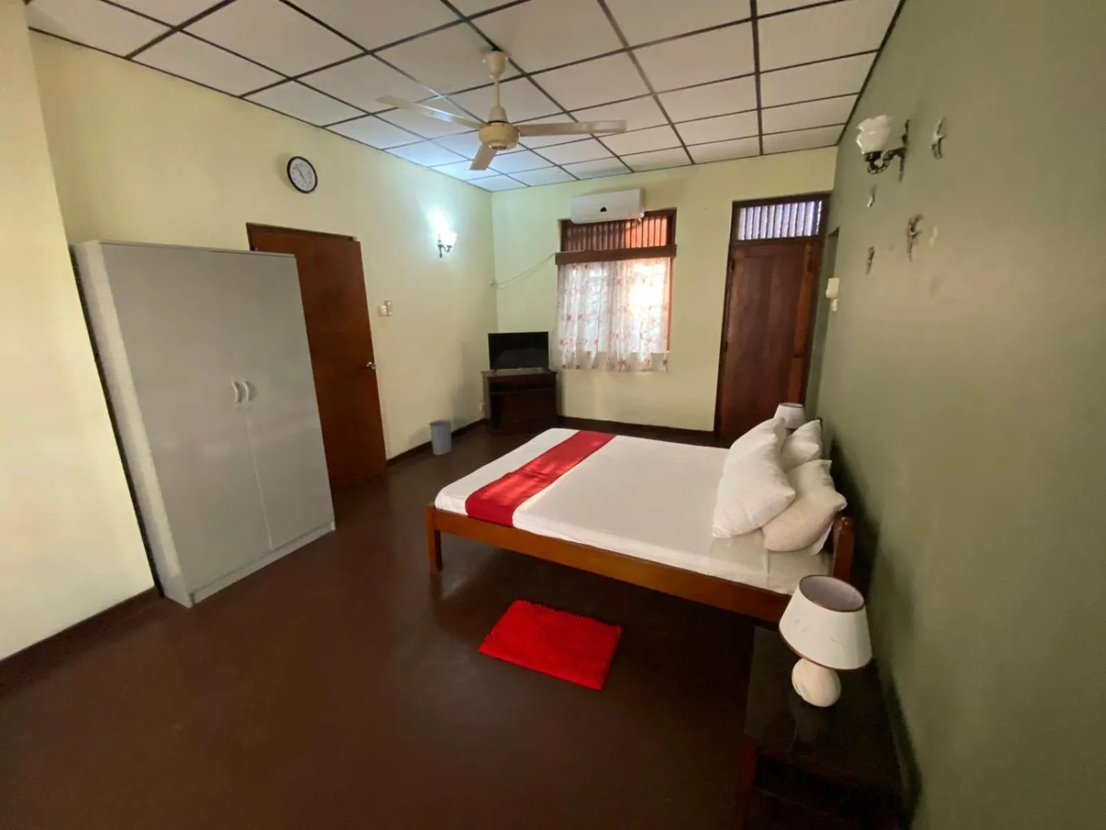 Photo of the whole room, Bed in Oasis Colombo