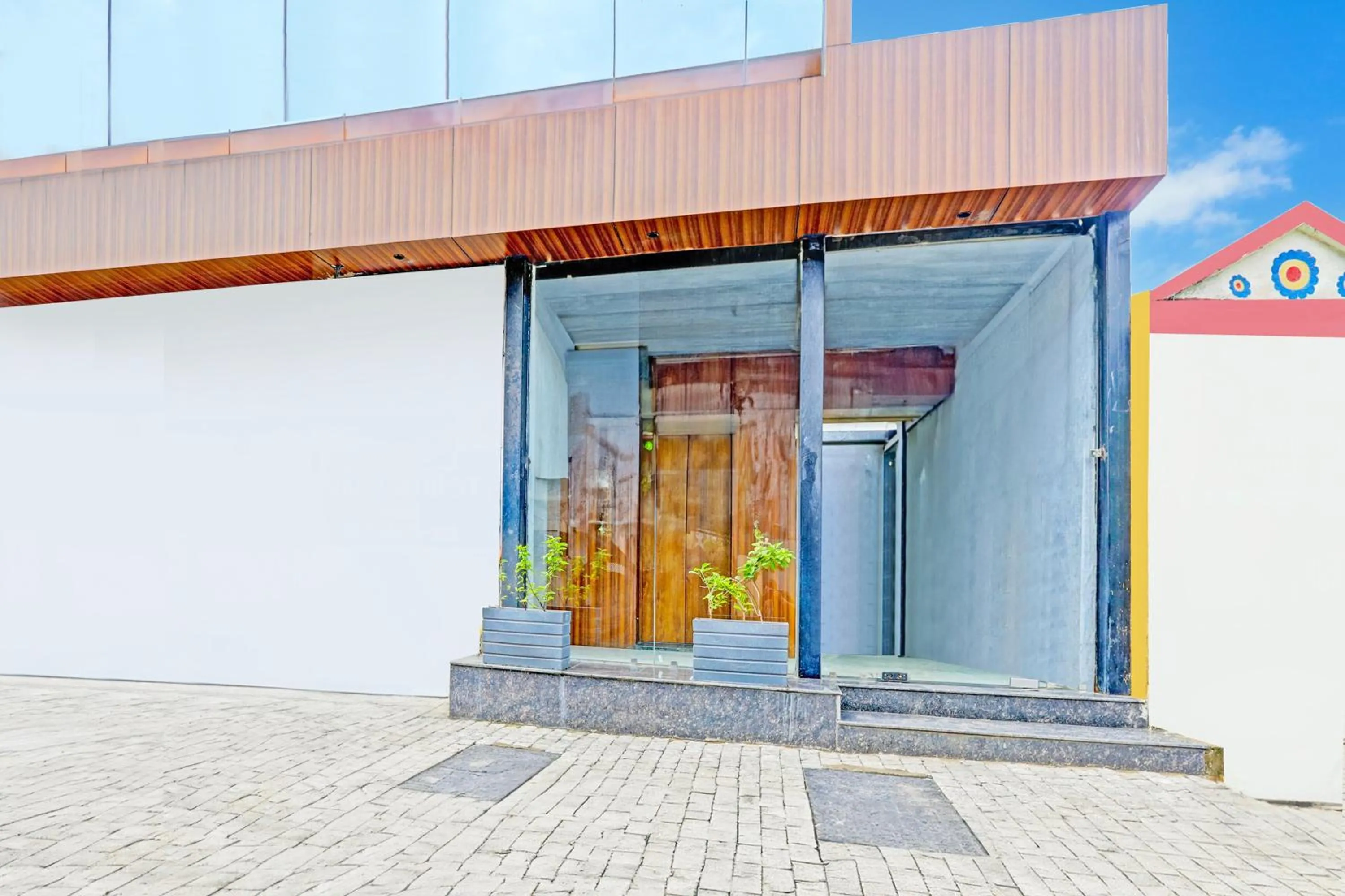 Facade/entrance in Super Hotel O Raipur