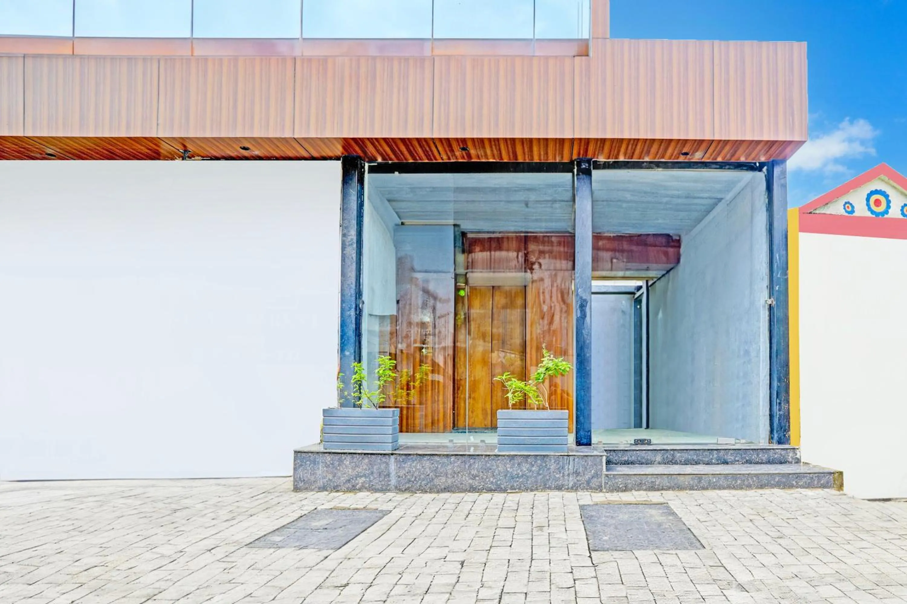 Facade/entrance in Super Hotel O Raipur