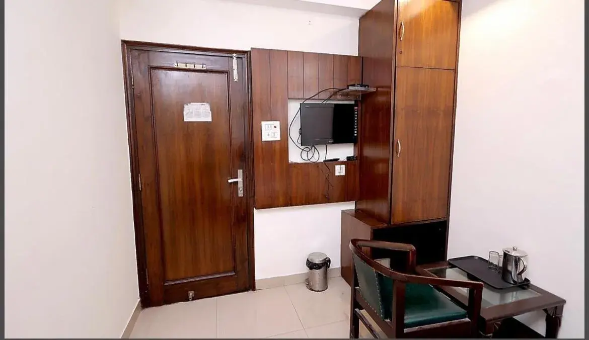Deluxe Double Room with Shower in Hotel Gaylord International - New Delhi Deluxe Double Room with Shower in Hotel Gaylord International - New Delhi