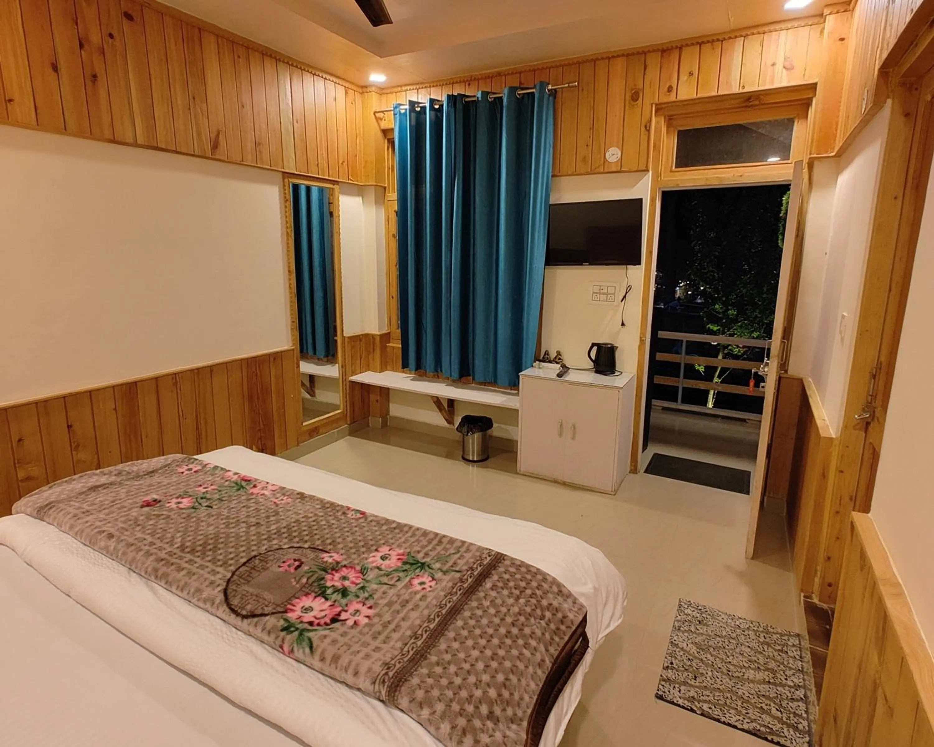 Bed in The Stream Kasol