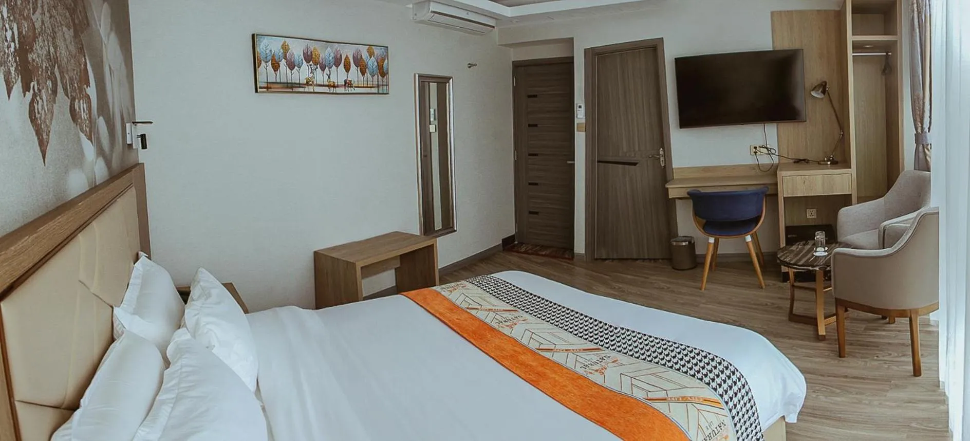 Photo of the whole room, Bed in Gold Source Hotel