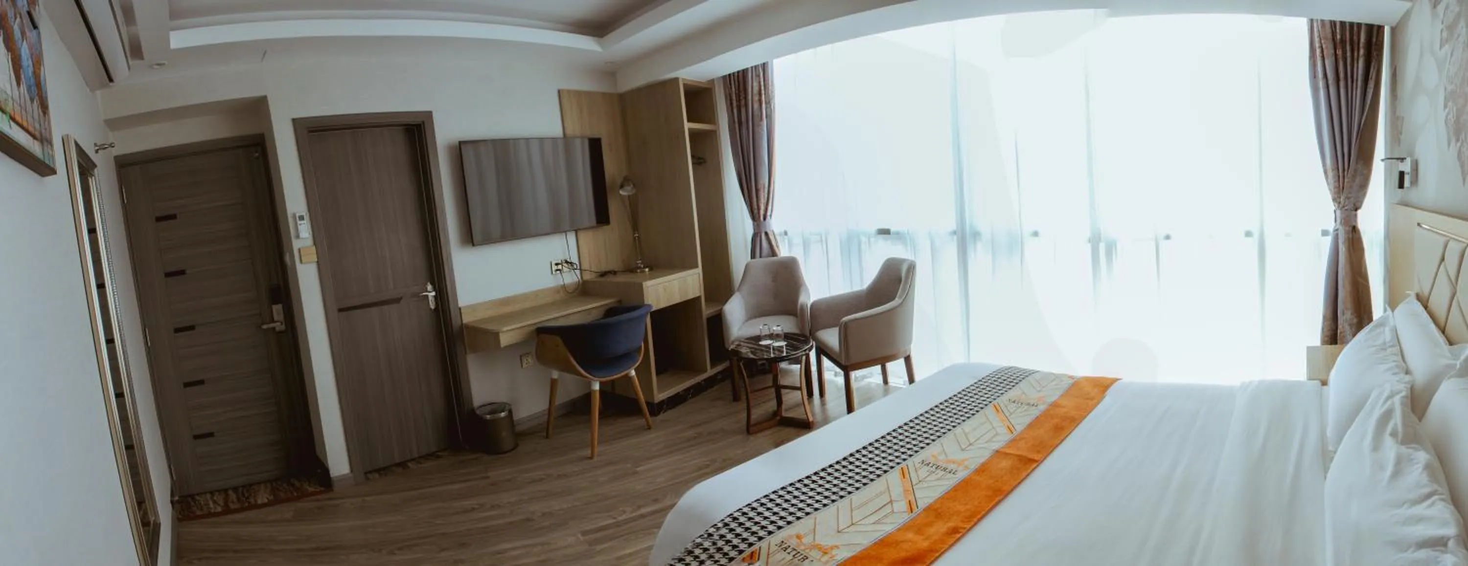 Photo of the whole room, Bed in Gold Source Hotel