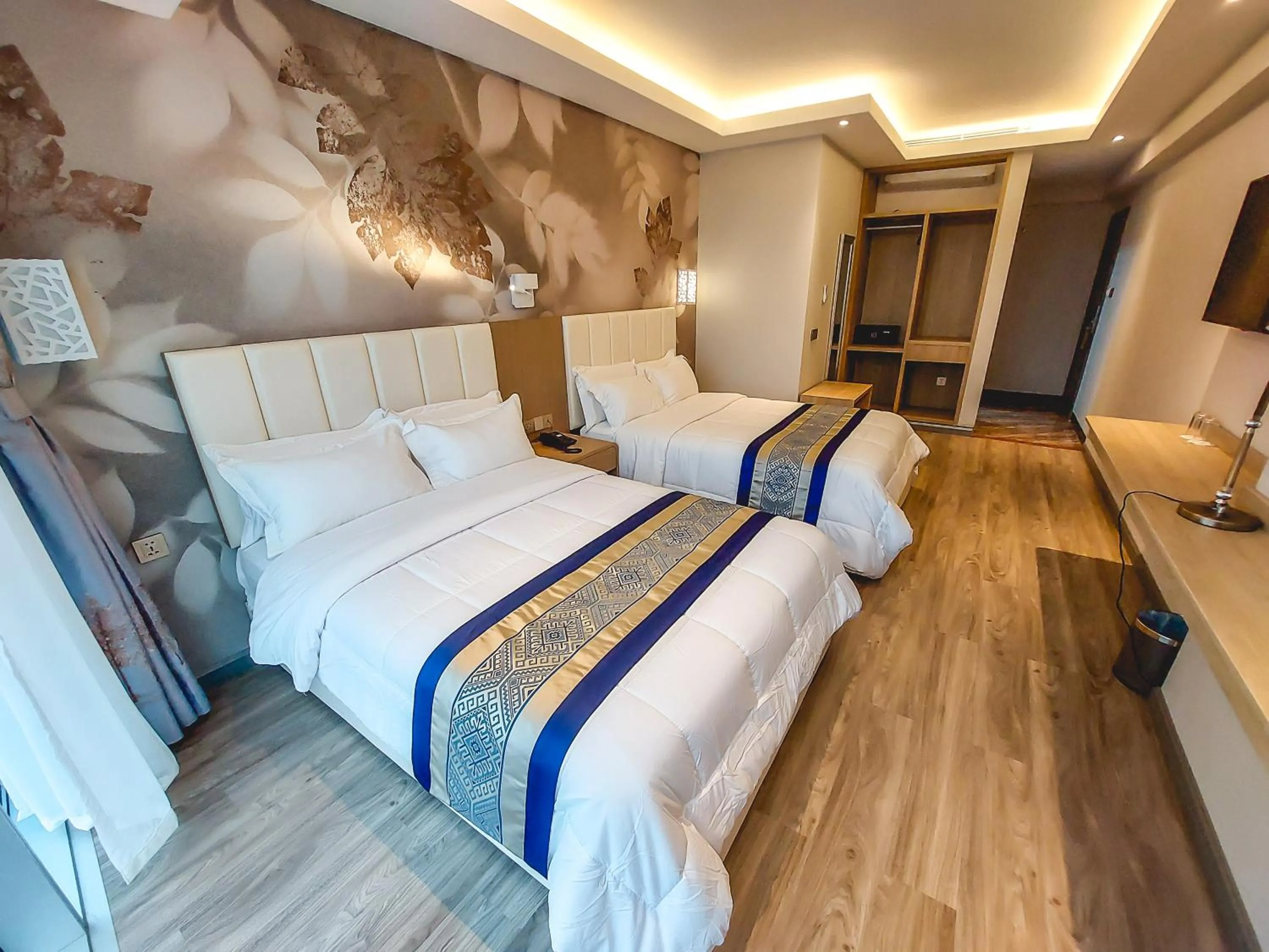 TV and multimedia, Bed in Gold Source Hotel