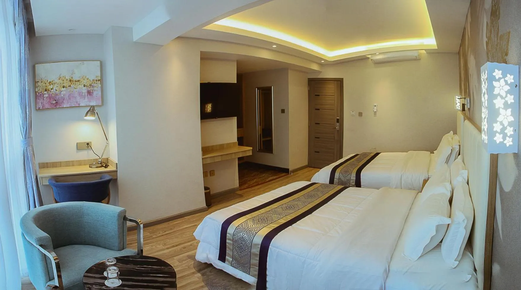 Photo of the whole room, Bed in Gold Source Hotel