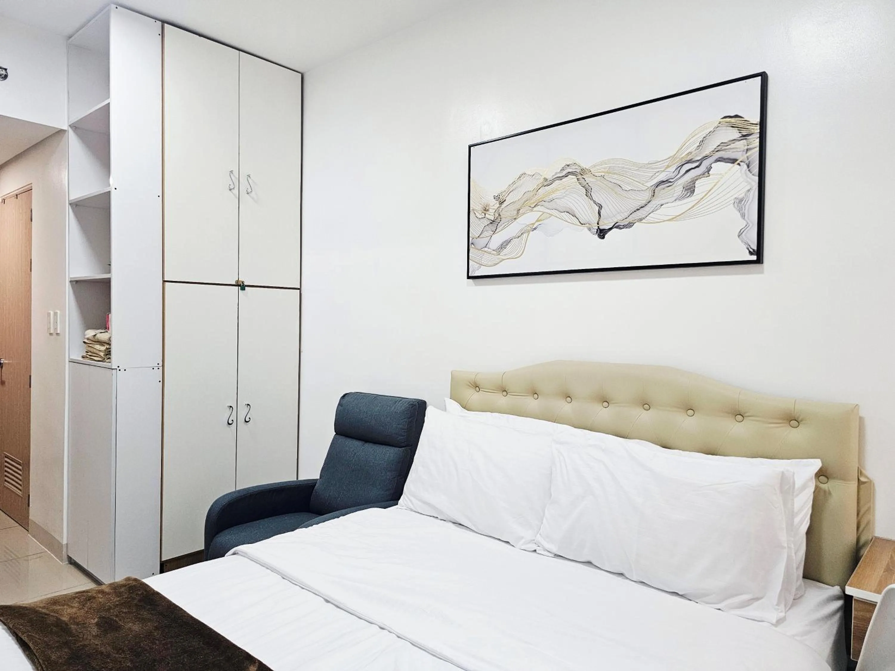 Bed in Acellyne's Suites at Green 2 Residences with Netflix!