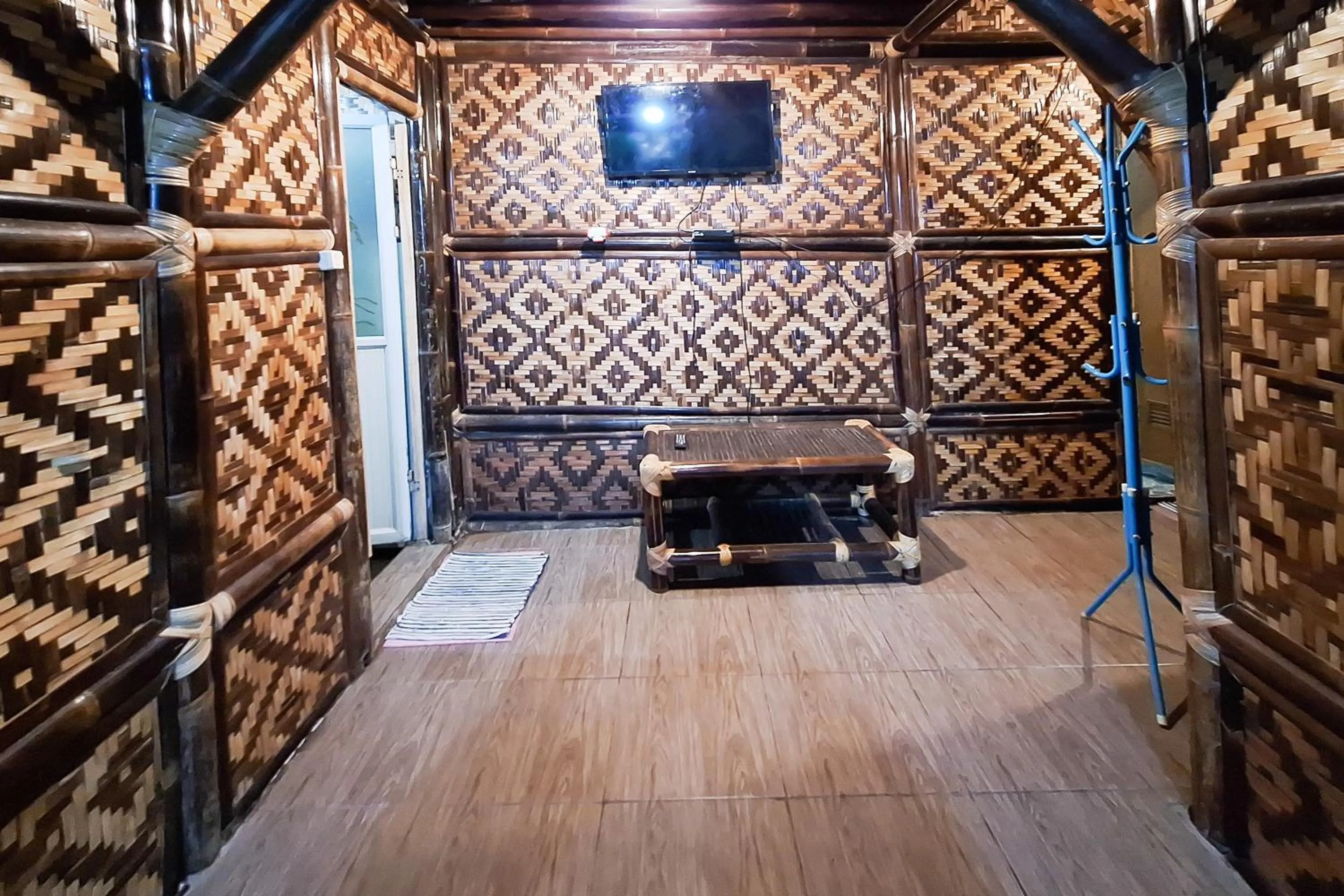 TV and multimedia in RedDoorz at Kampung Istal Bogor