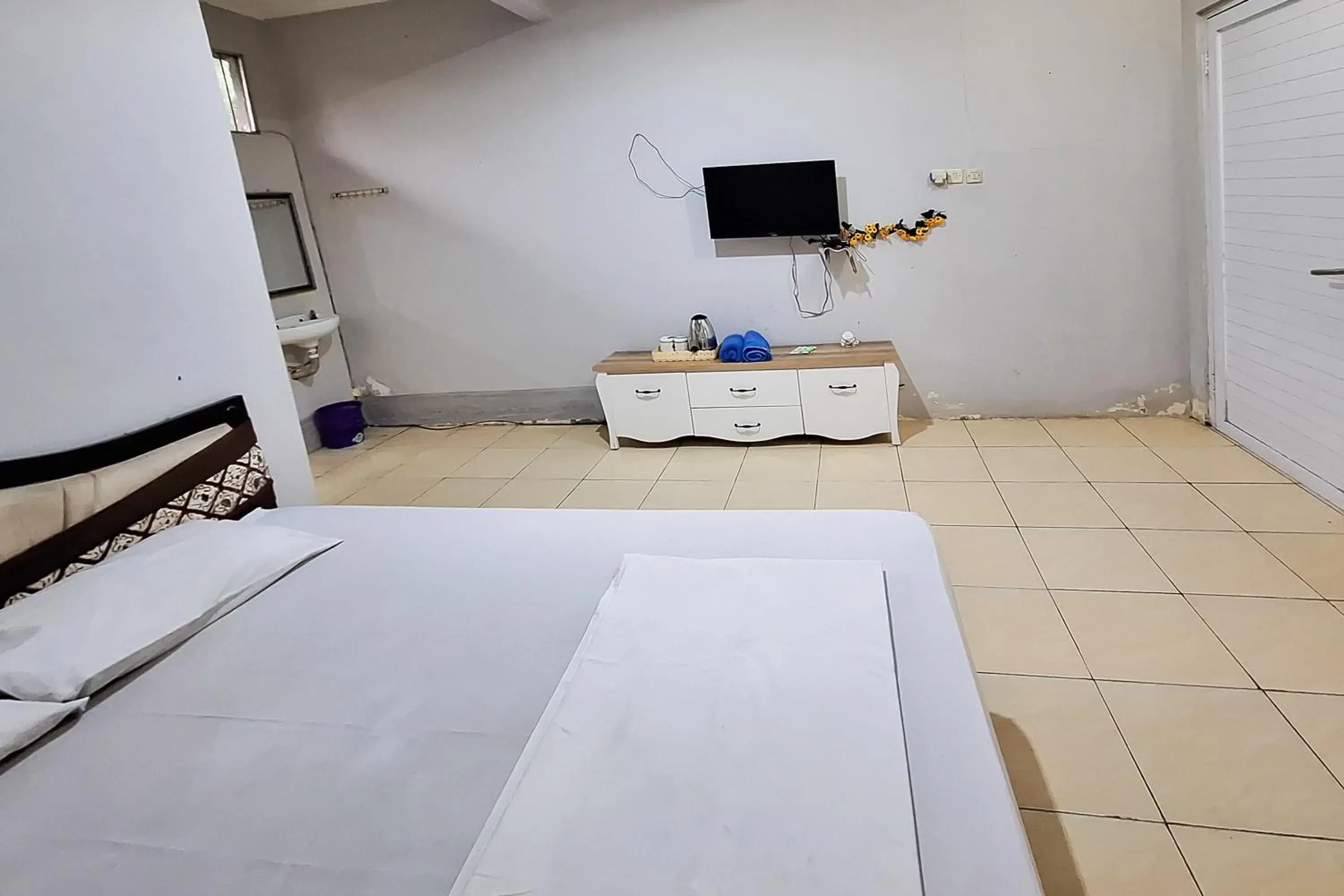 Bedroom, Bed in RedDoorz at Kampung Istal Bogor Bedroom, Bed in RedDoorz at Kampung Istal Bogor