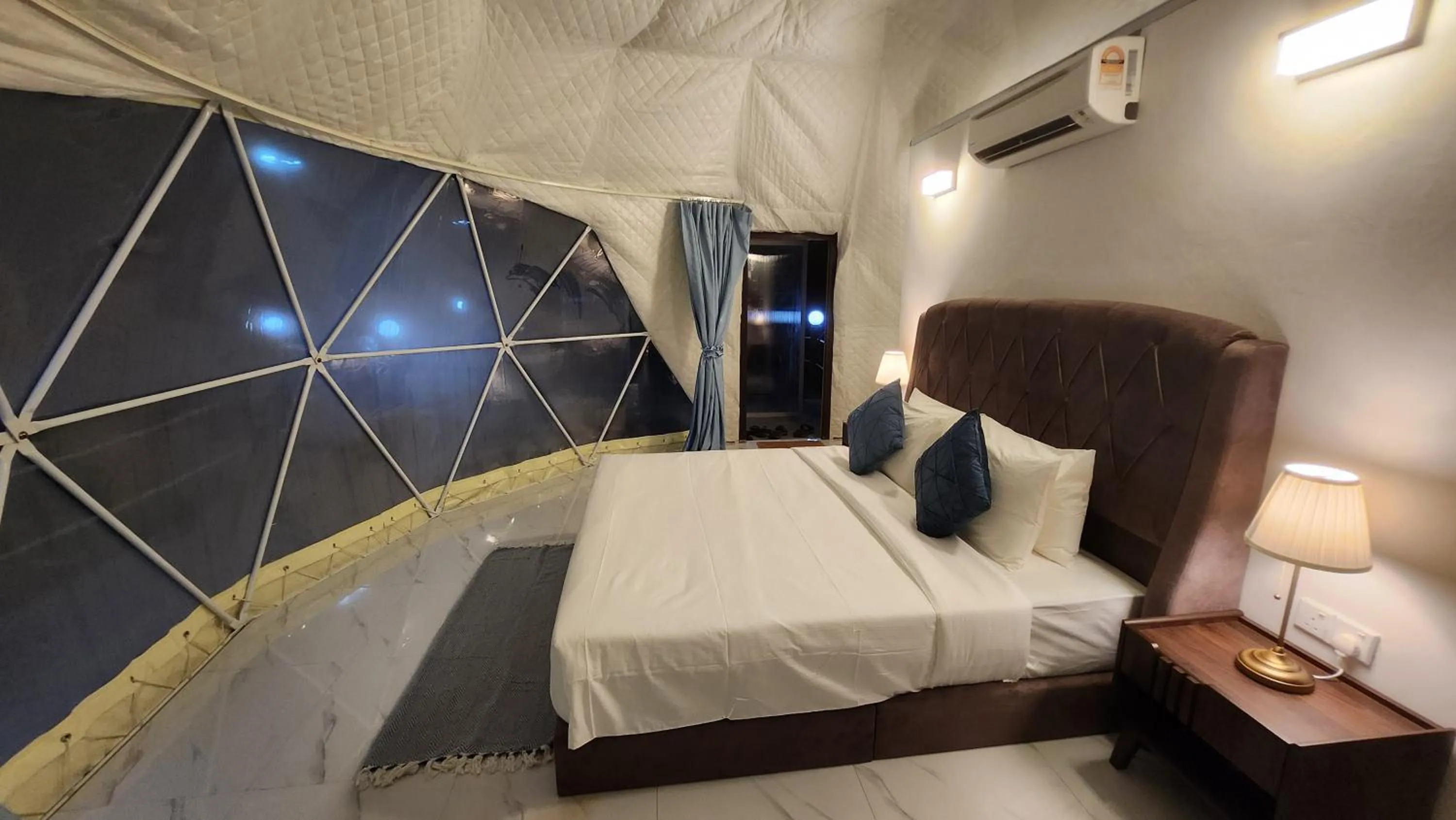 Photo of the whole room, Bed in Dumba Bay Tioman