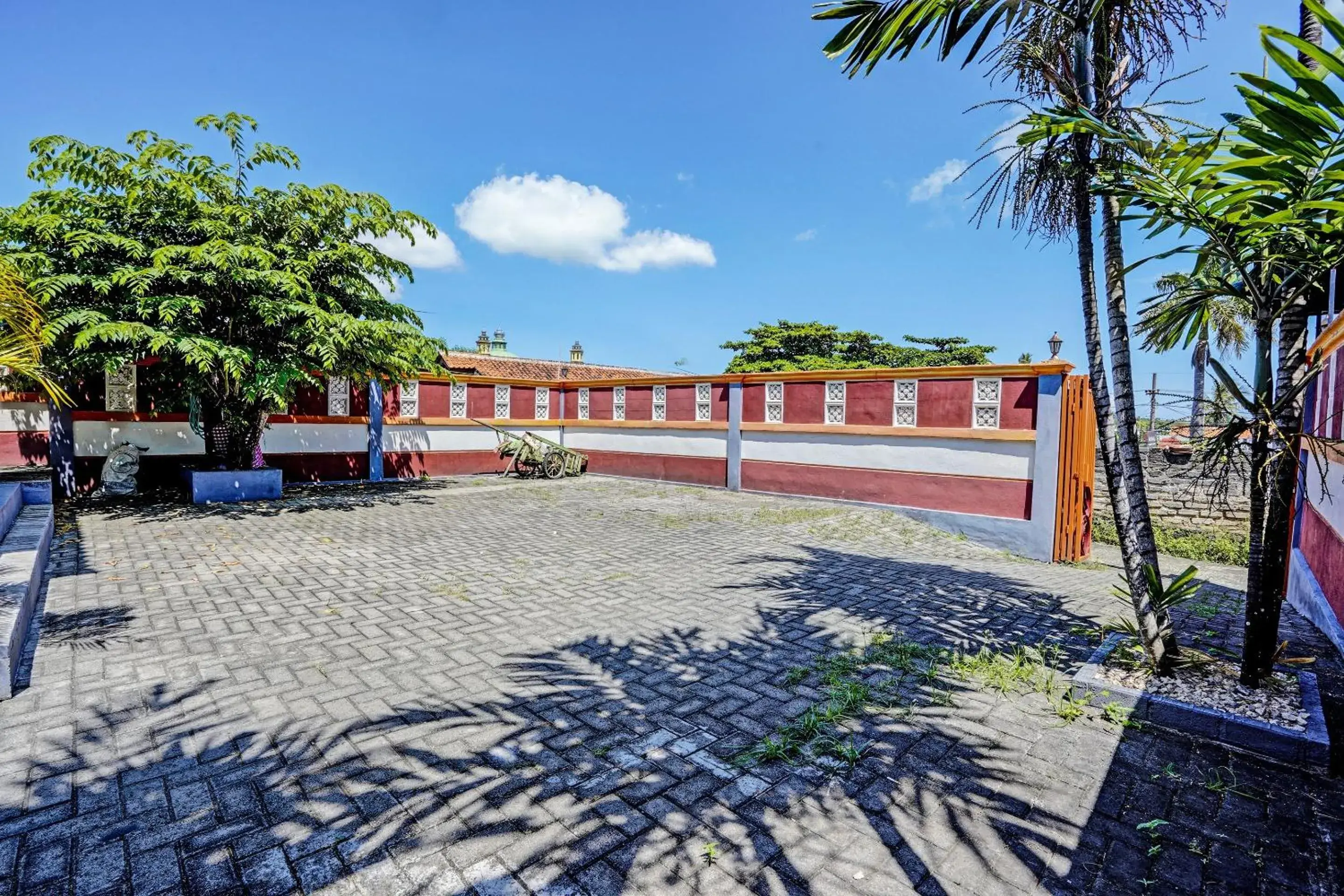 Lobby or reception in Hotel O Penginapan Kangean SyariahNearTaman Merdeka Kalianget Lobby or reception in Hotel O Penginapan Kangean SyariahNearTaman Merdeka Kalianget