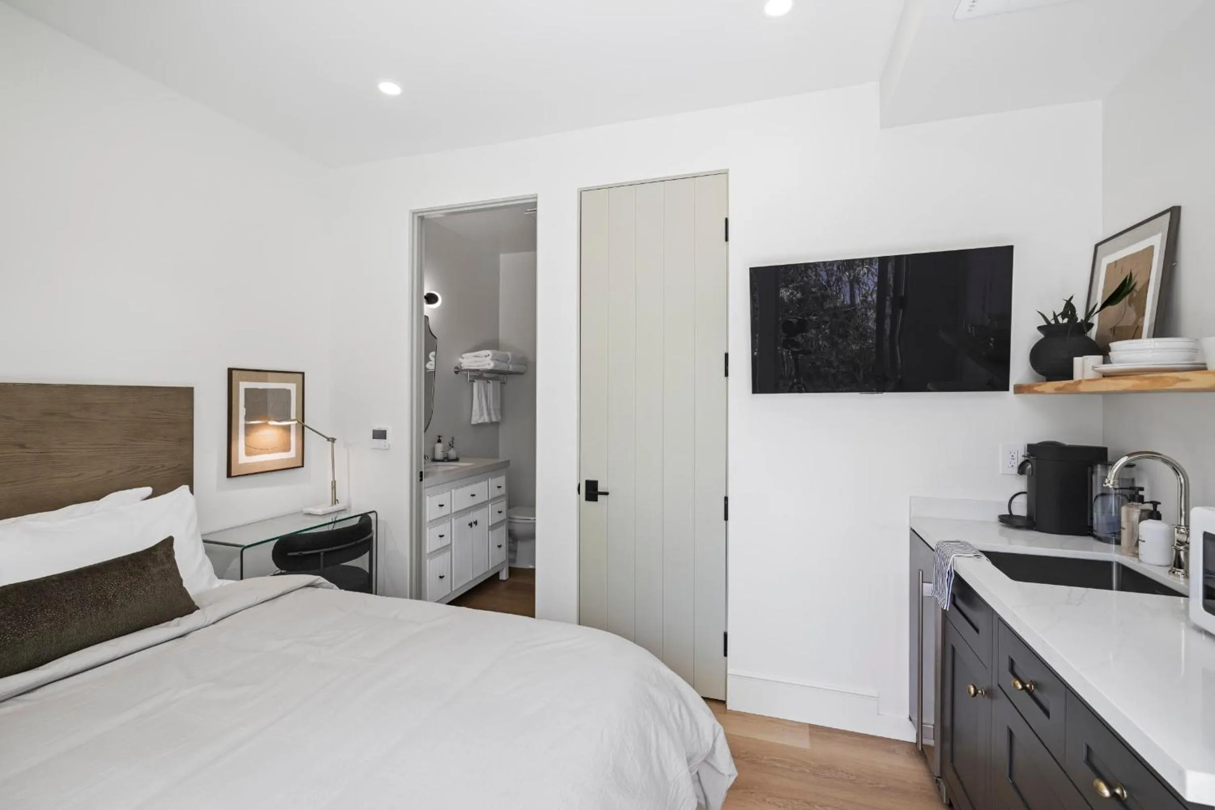 Bed in Casa Jardin - Boutique Suites in Downtown Santa Barbara