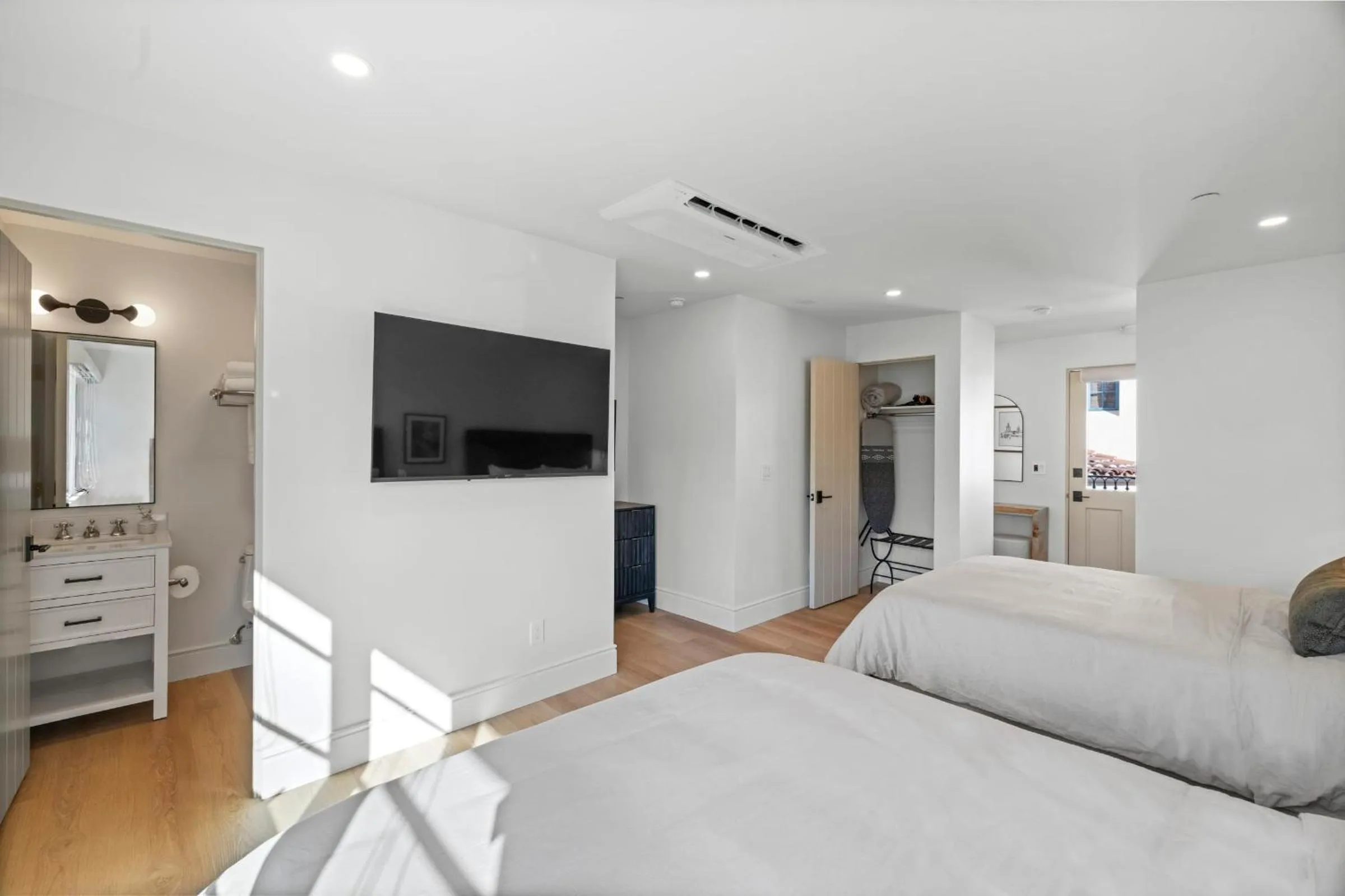 Bed in Casa Jardin - Boutique Suites in Downtown Santa Barbara