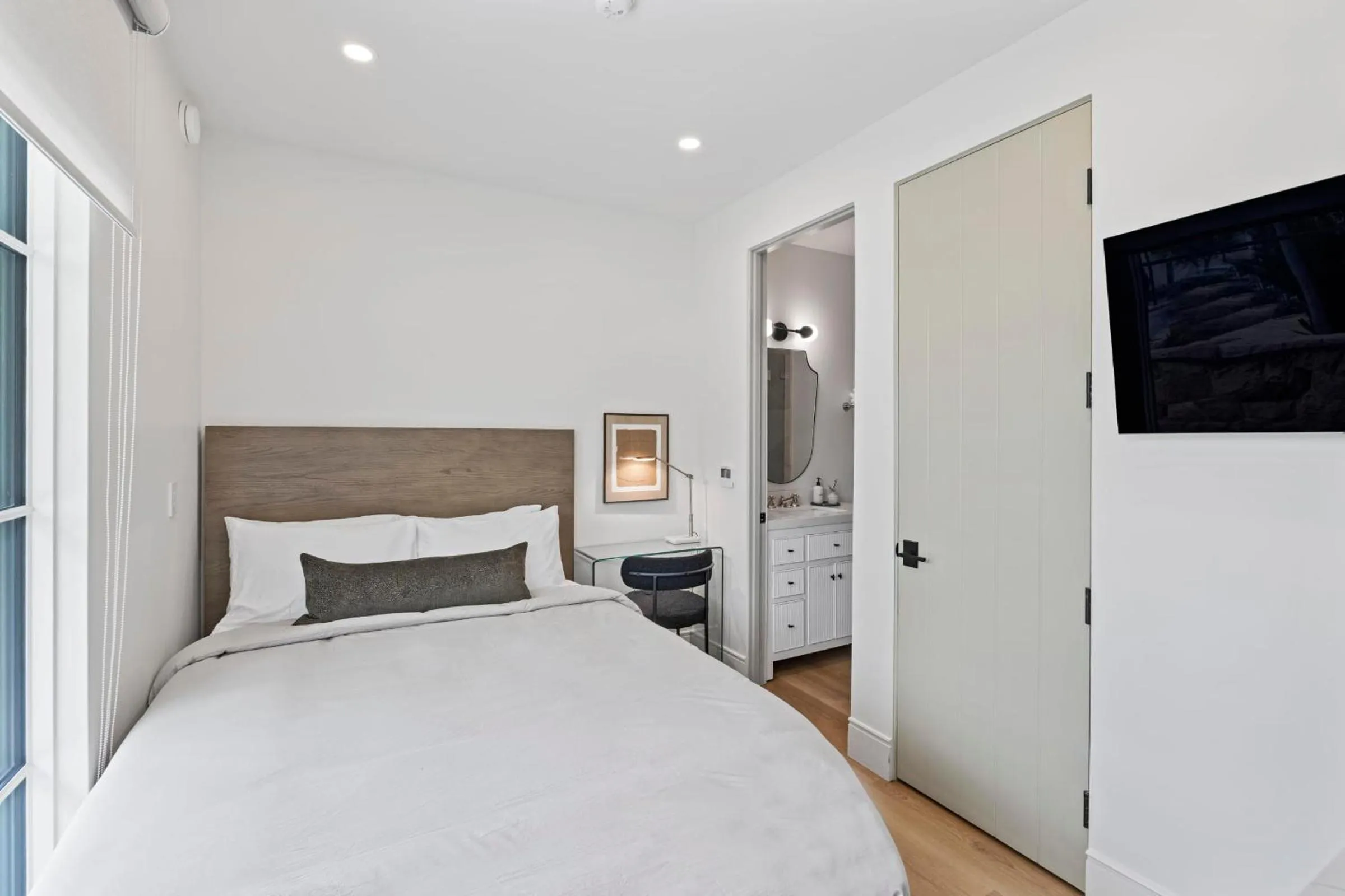 TV and multimedia, Bed in Casa Jardin - Boutique Suites in Downtown Santa Barbara