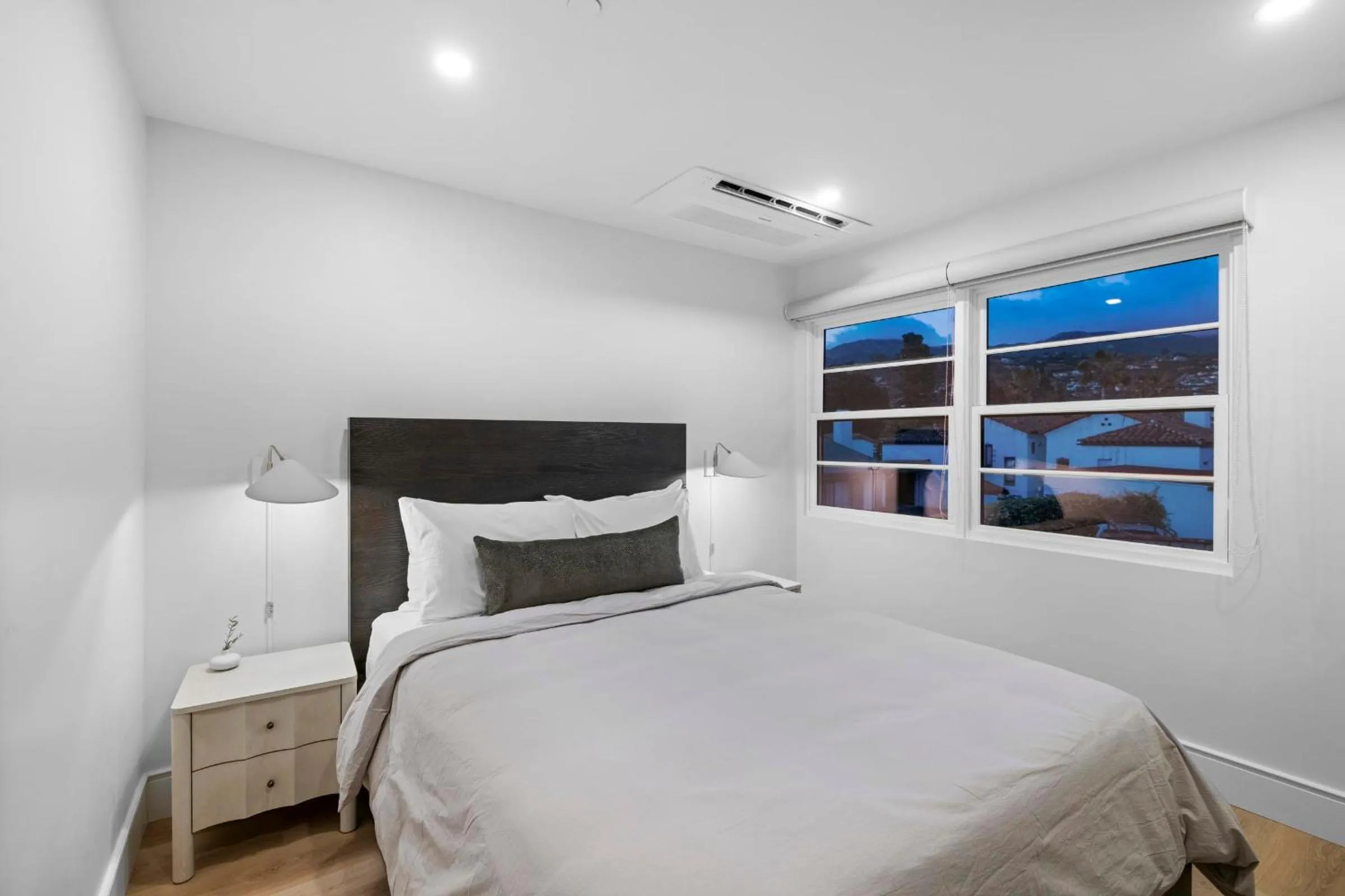 Bed in Casa Jardin - Boutique Suites in Downtown Santa Barbara