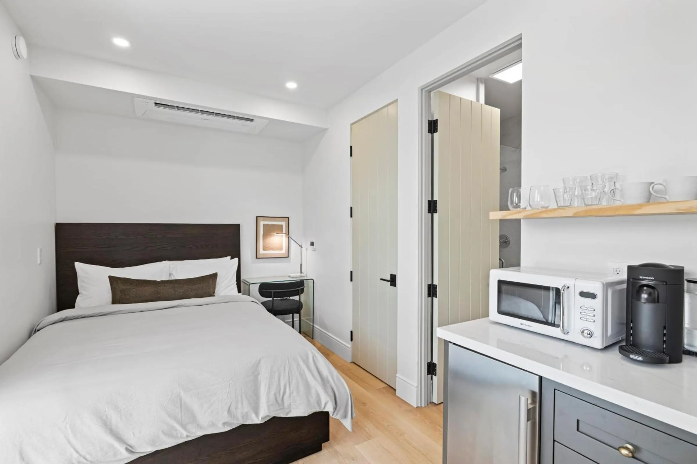 Bed in Casa Jardin - Boutique Suites in Downtown Santa Barbara