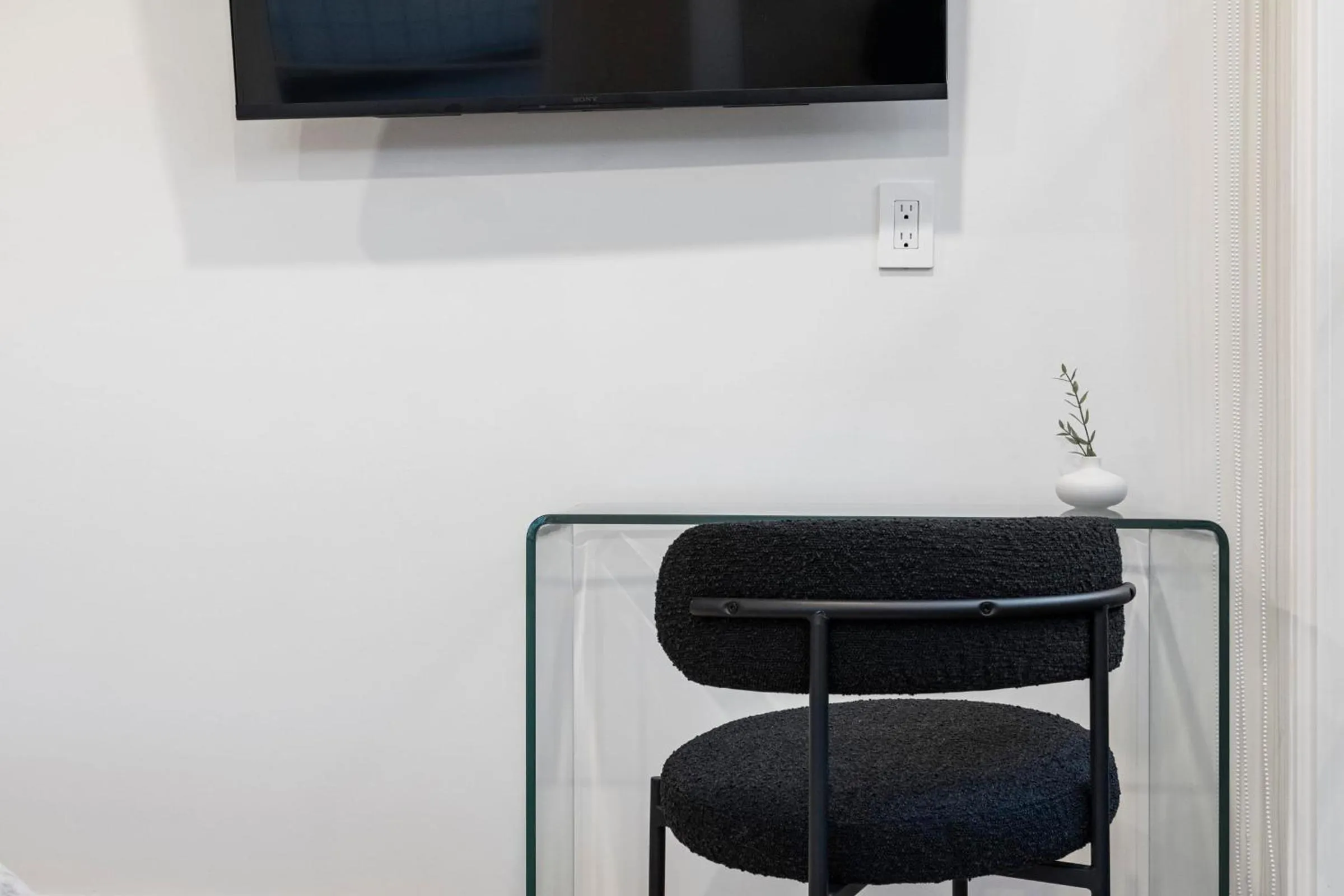 TV and multimedia in Casa Jardin - Boutique Suites in Downtown Santa Barbara