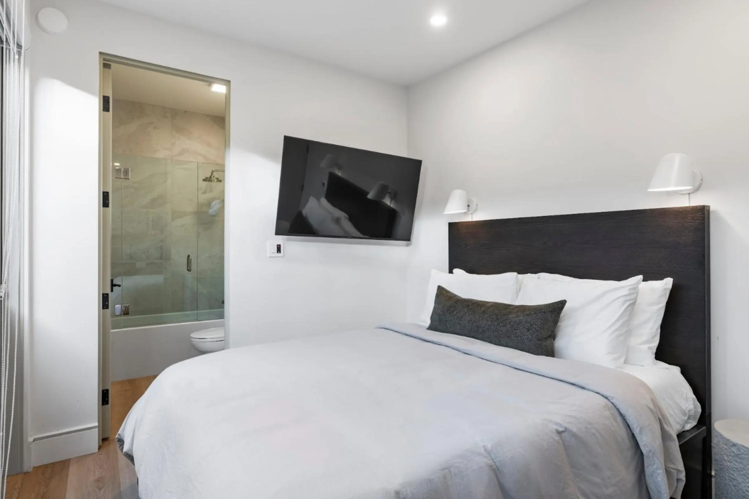 Shower, Bed in Casa Jardin - Boutique Suites in Downtown Santa Barbara