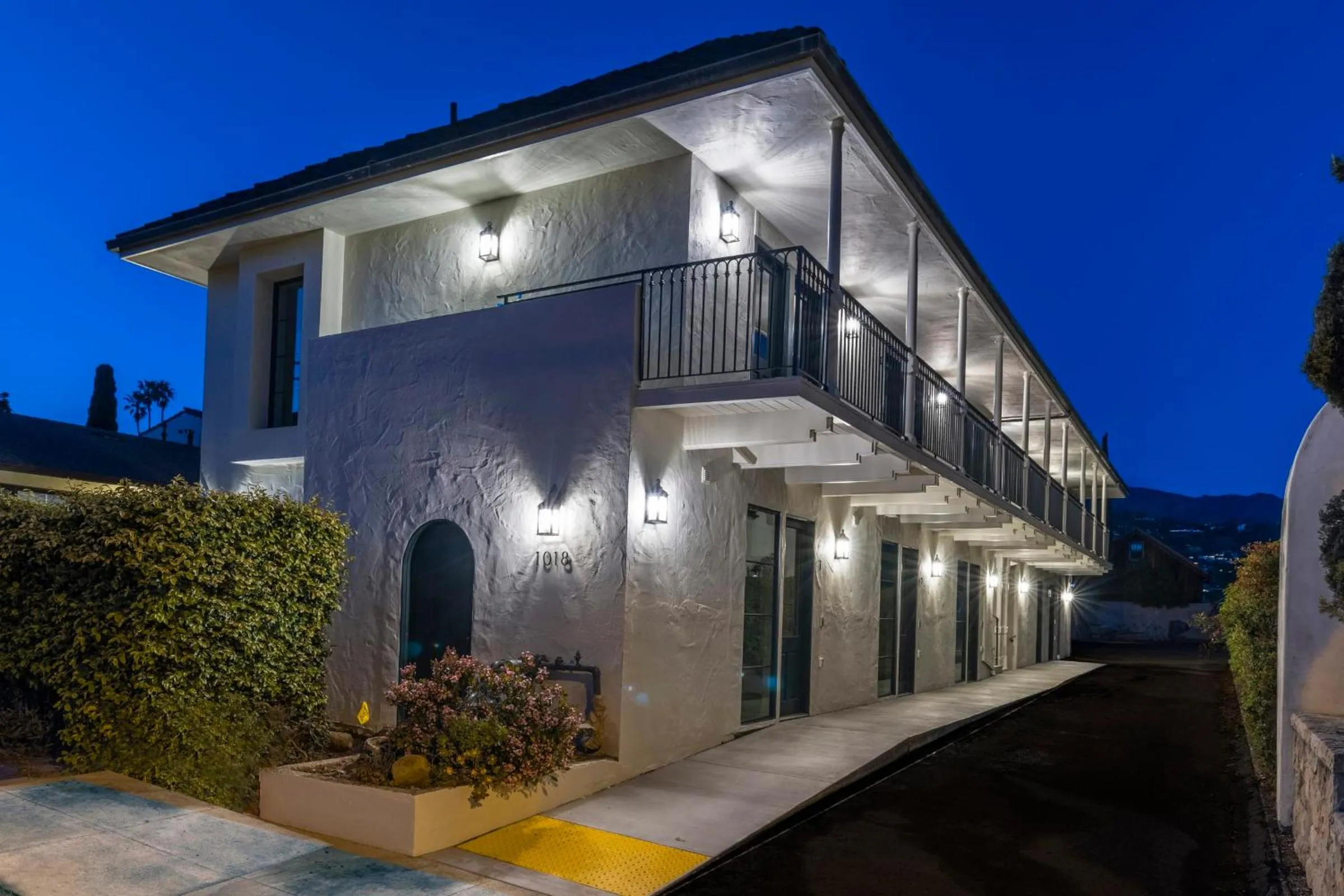 Property building in Casa Jardin - Boutique Suites in Downtown Santa Barbara