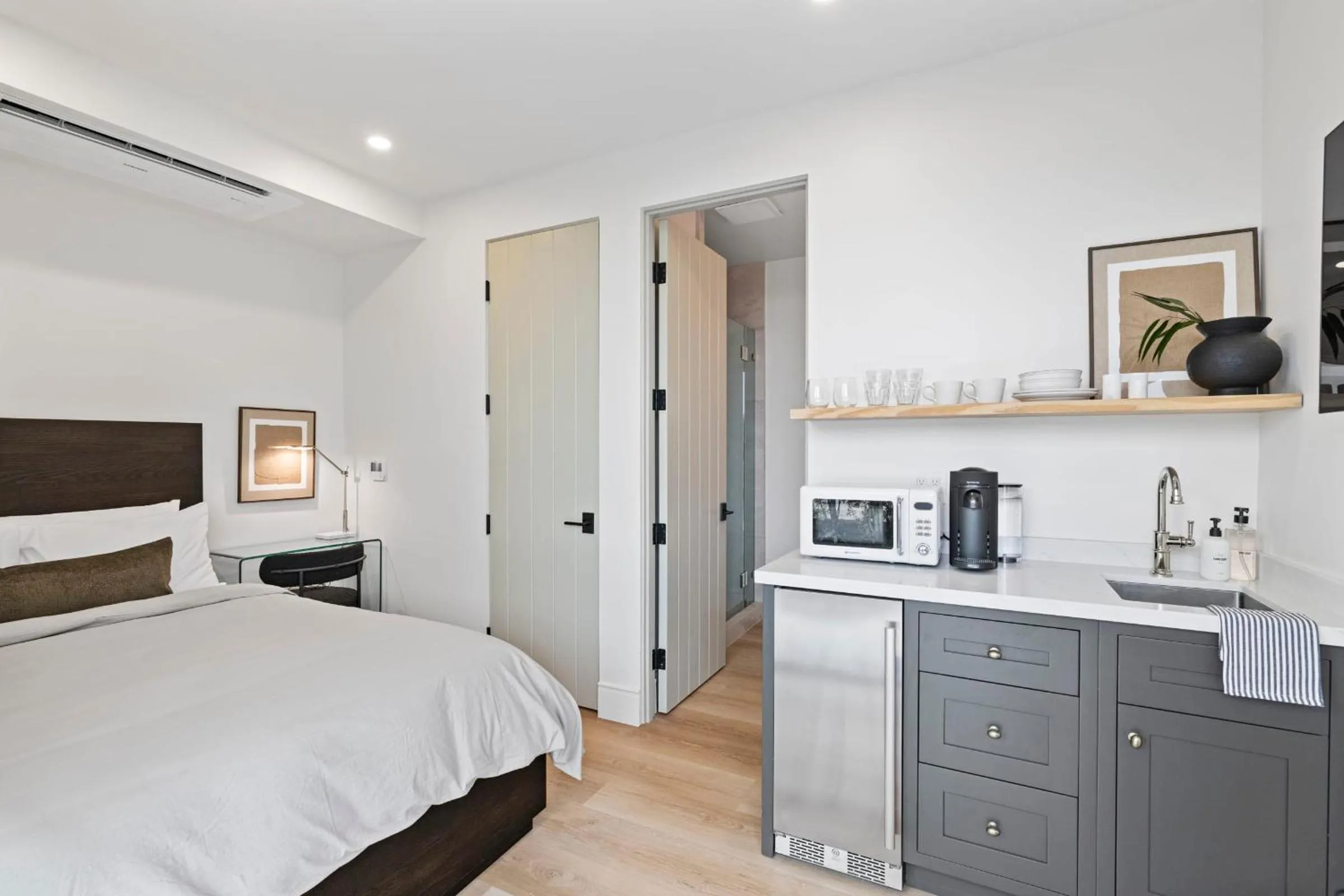 Bed in Casa Jardin - Boutique Suites in Downtown Santa Barbara