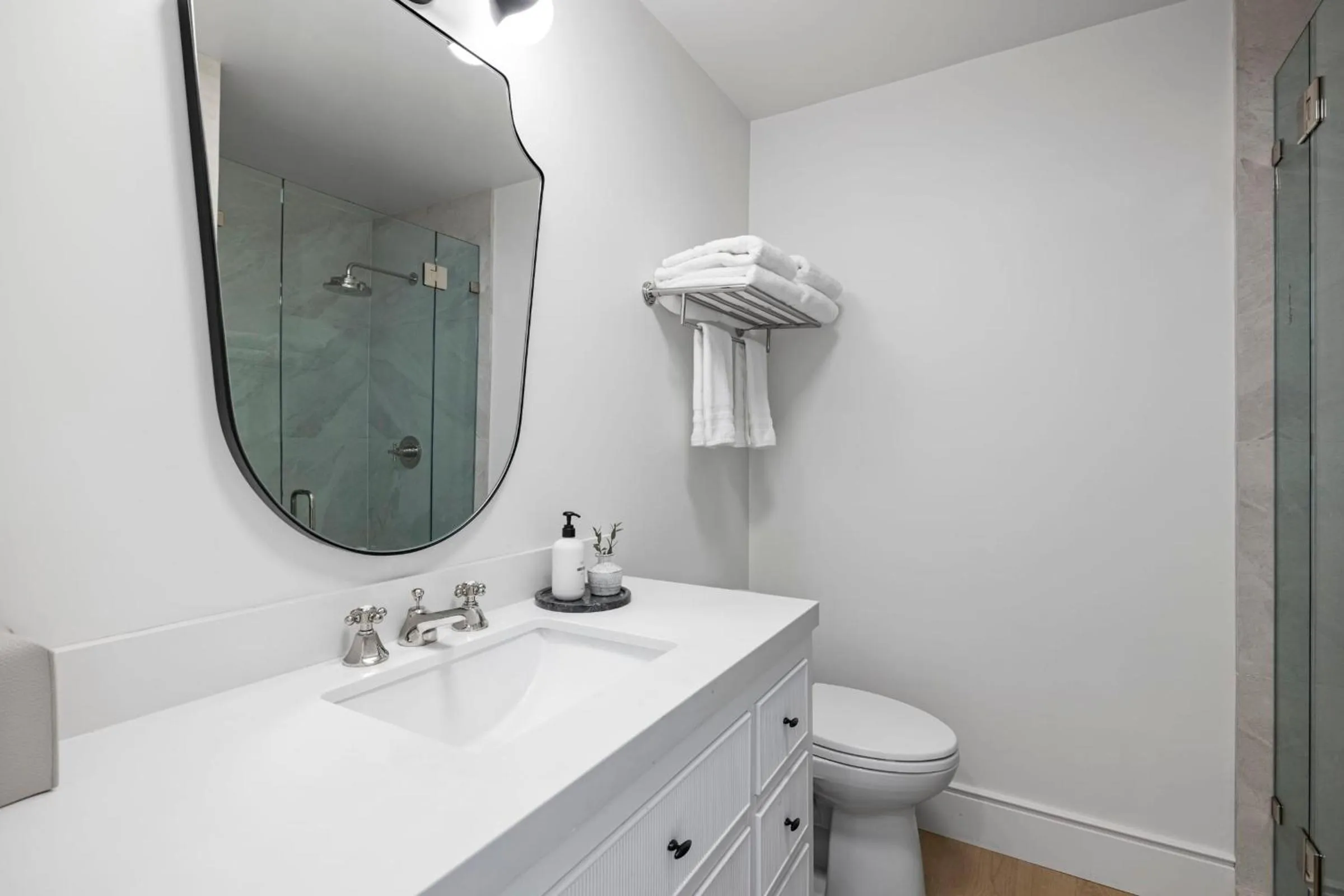 Toilet in Casa Jardin - Boutique Suites in Downtown Santa Barbara