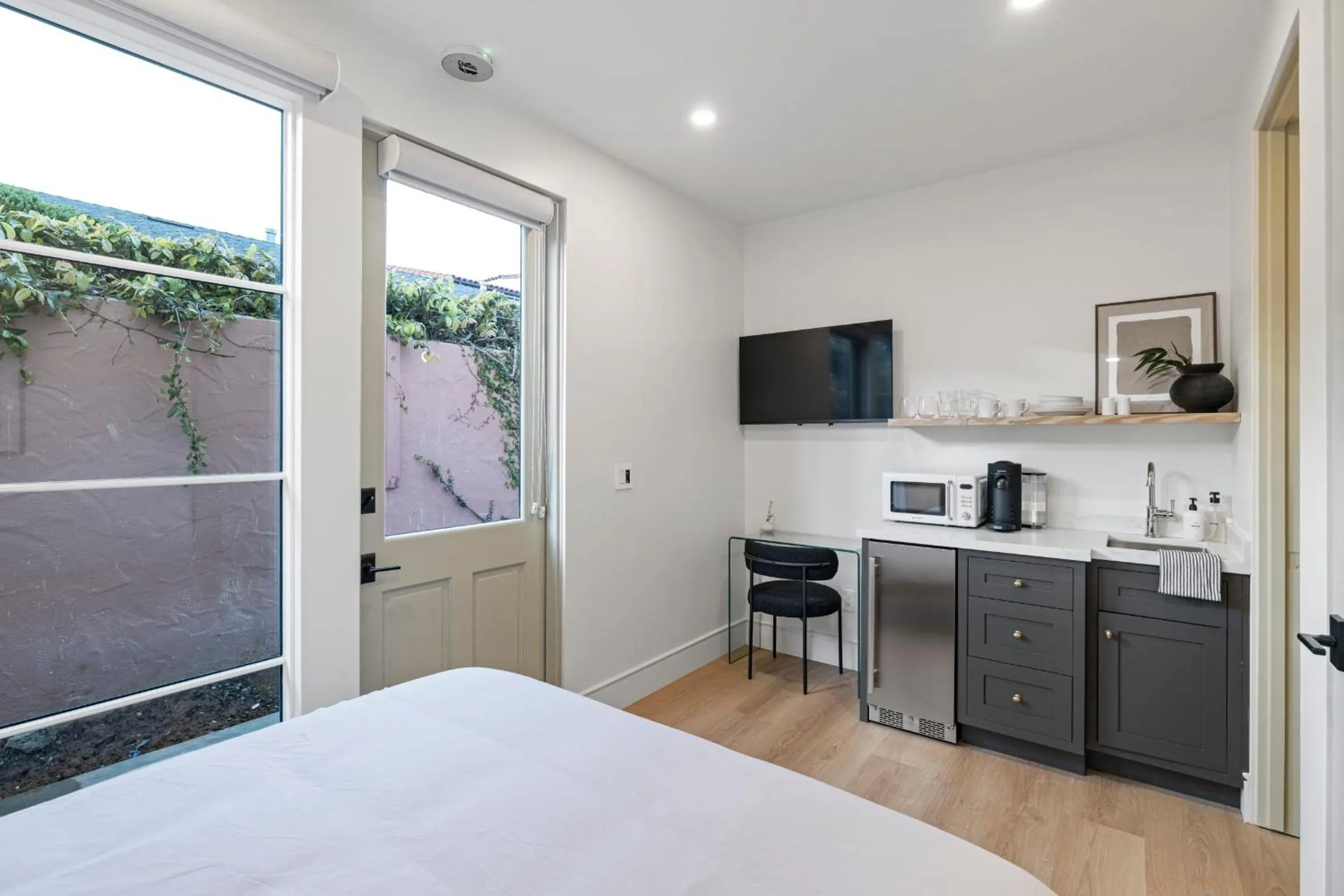 Bed in Casa Jardin - Boutique Suites in Downtown Santa Barbara