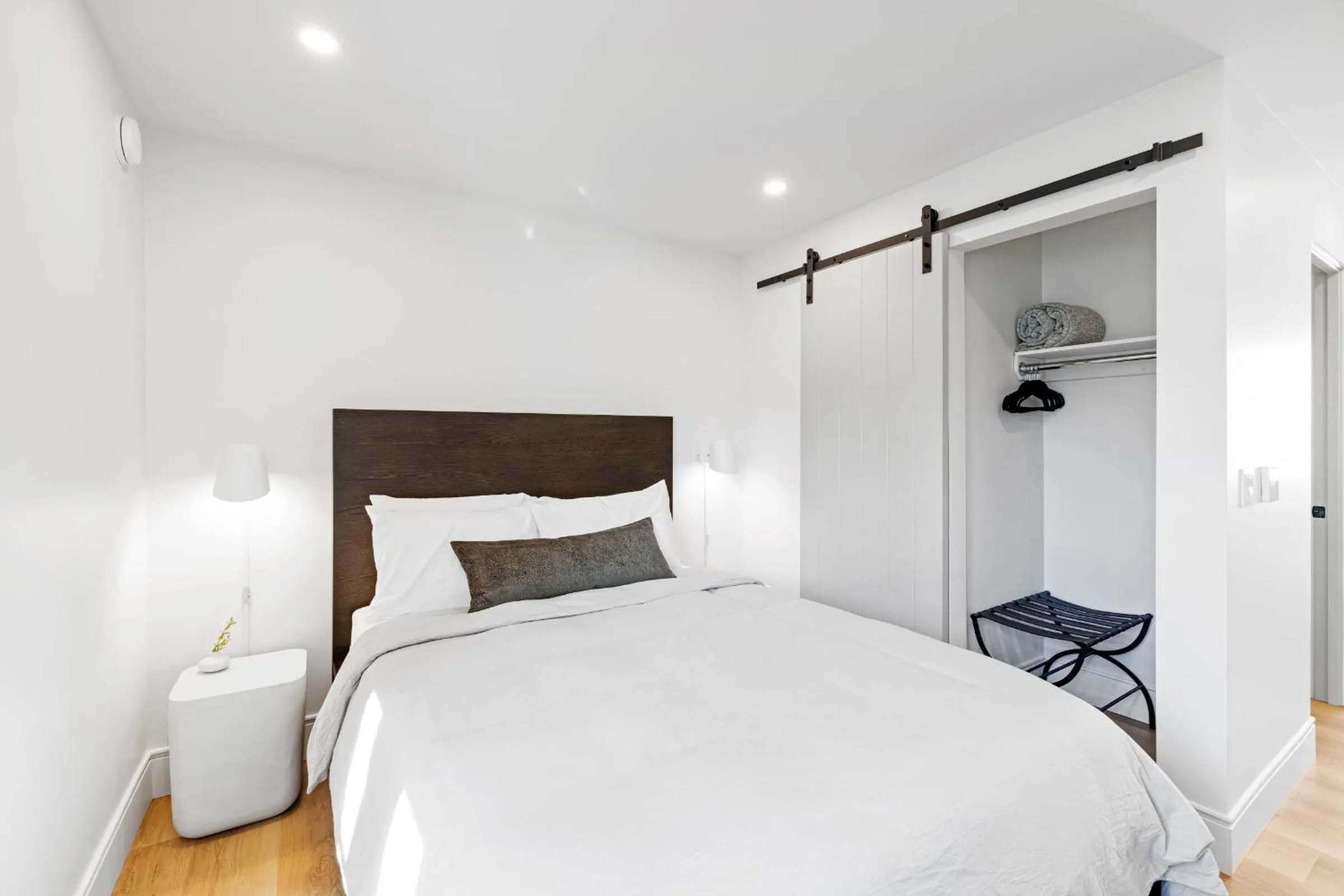 Bed in Casa Jardin - Boutique Suites in Downtown Santa Barbara