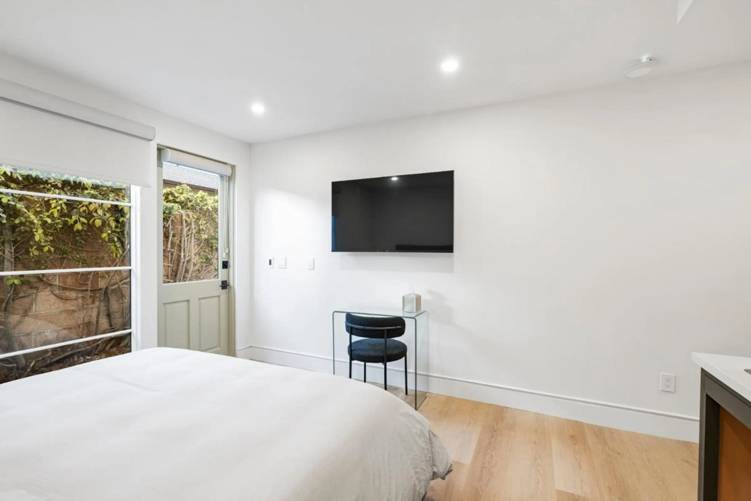 Communal lounge/ TV room, Bed in Casa Jardin - Boutique Suites in Downtown Santa Barbara