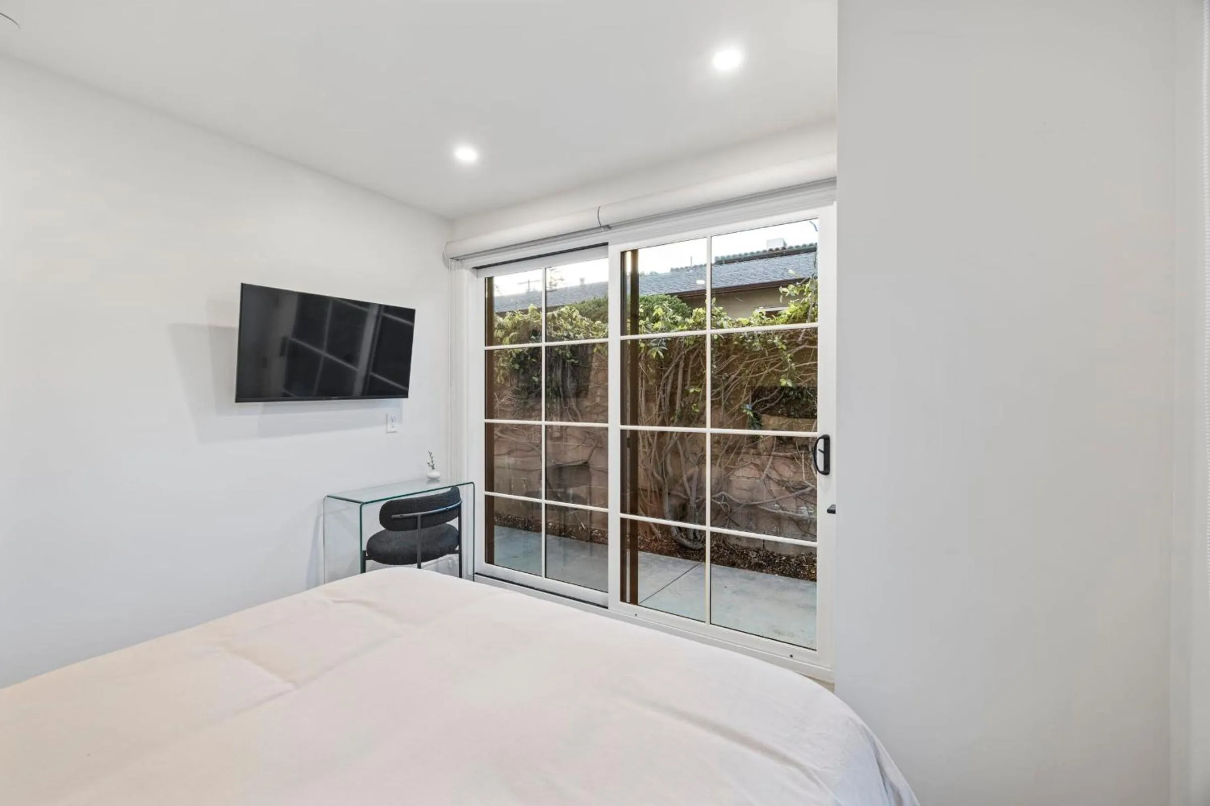 Bed in Casa Jardin - Boutique Suites in Downtown Santa Barbara