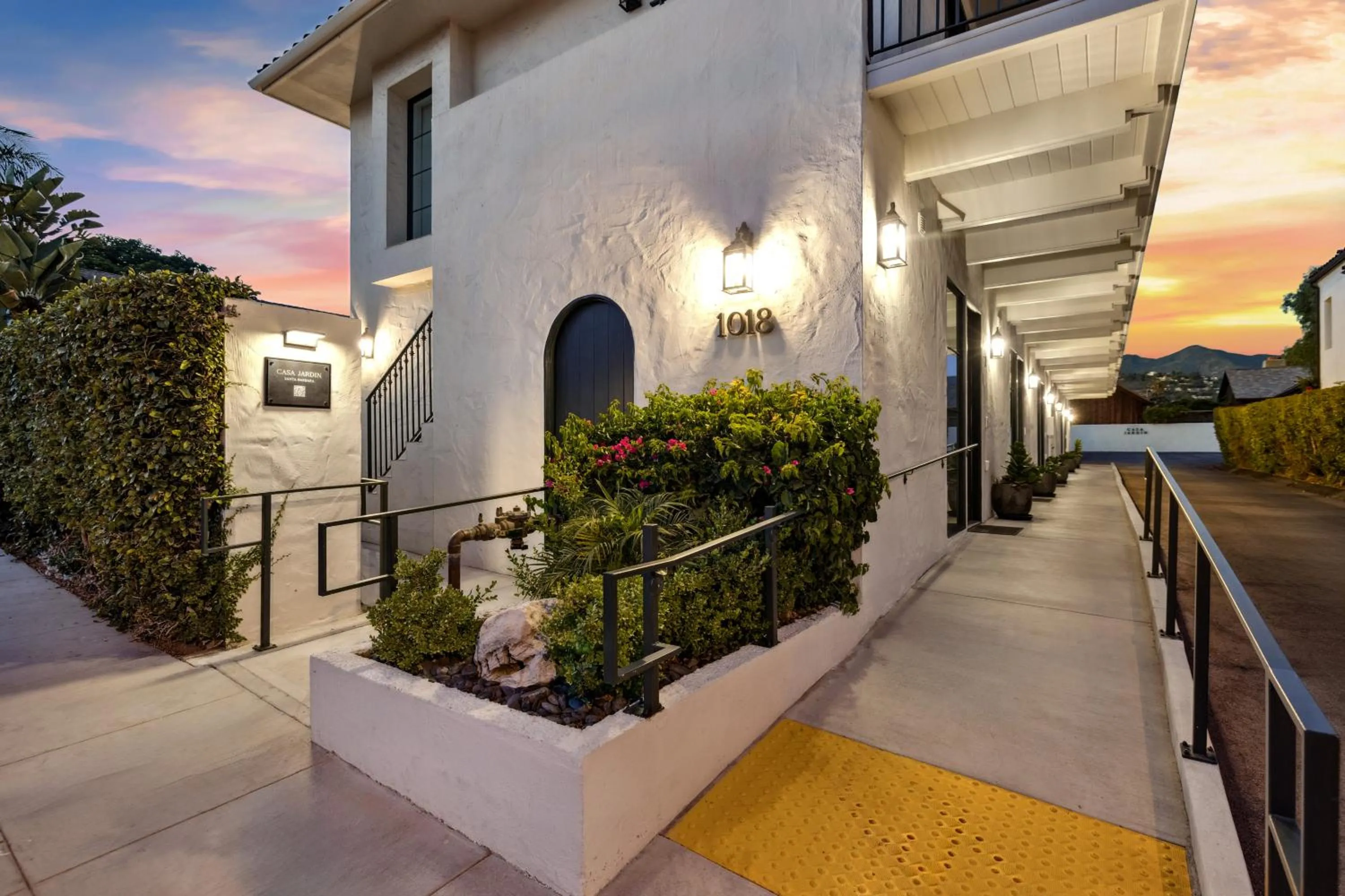 Property building in Casa Jardin - Boutique Suites in Downtown Santa Barbara