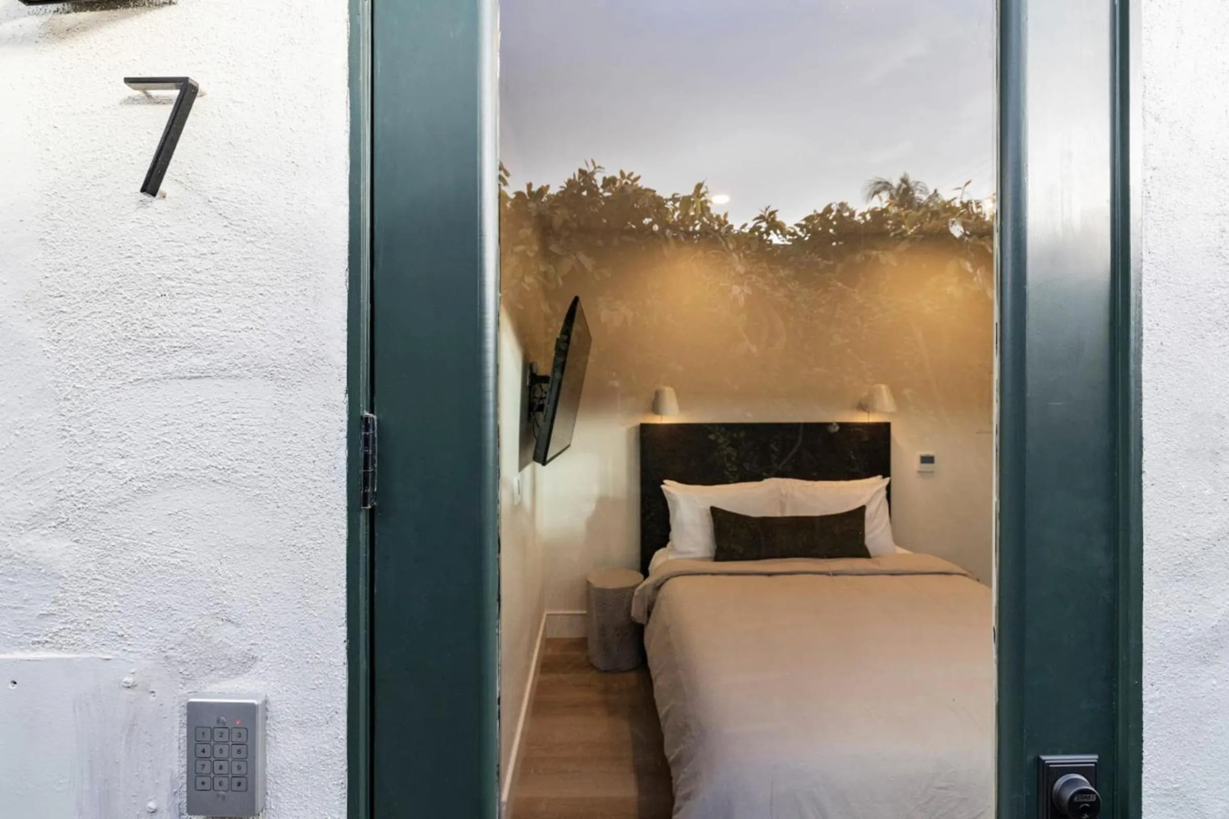 Bed in Casa Jardin - Boutique Suites in Downtown Santa Barbara