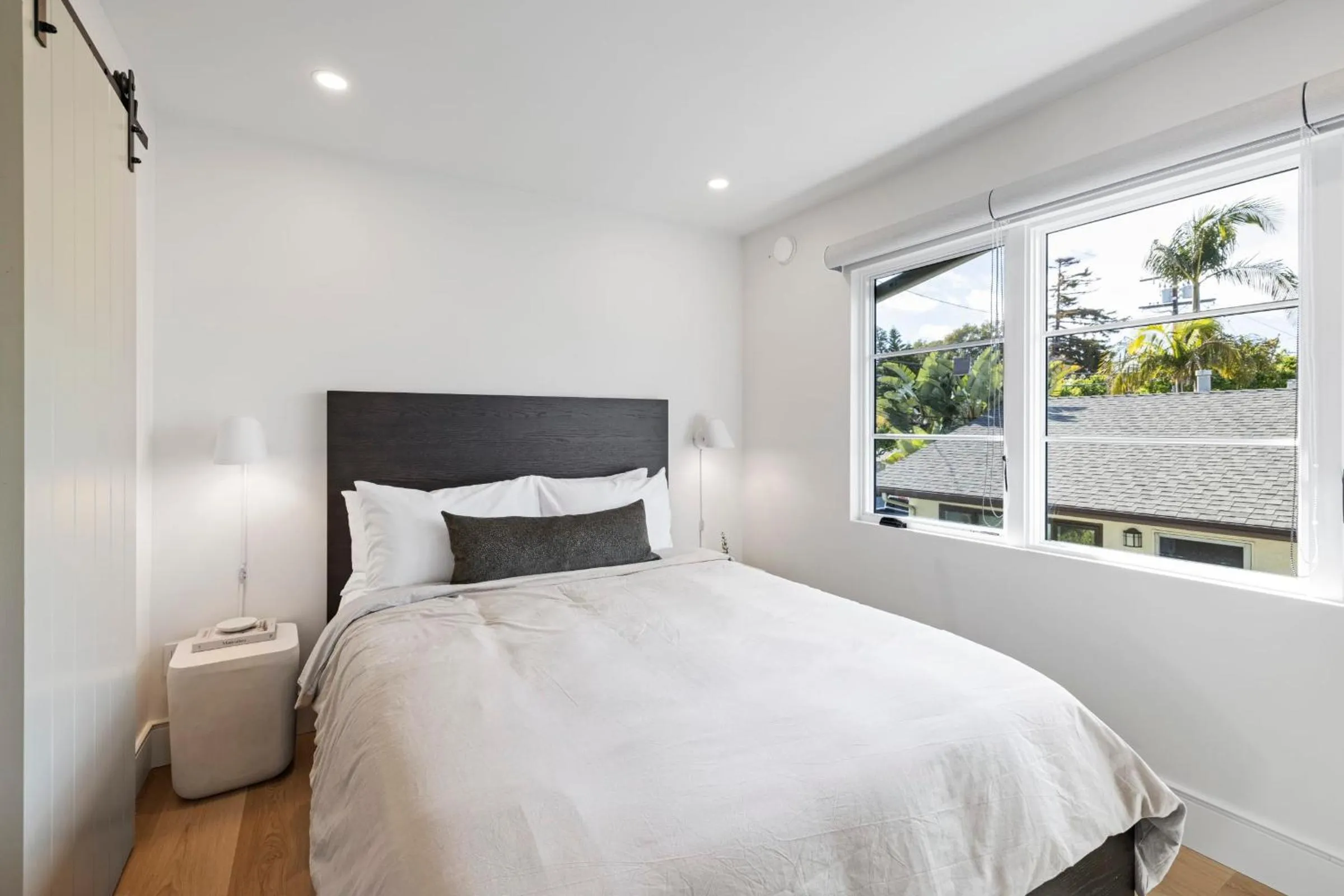 Bed in Casa Jardin - Boutique Suites in Downtown Santa Barbara