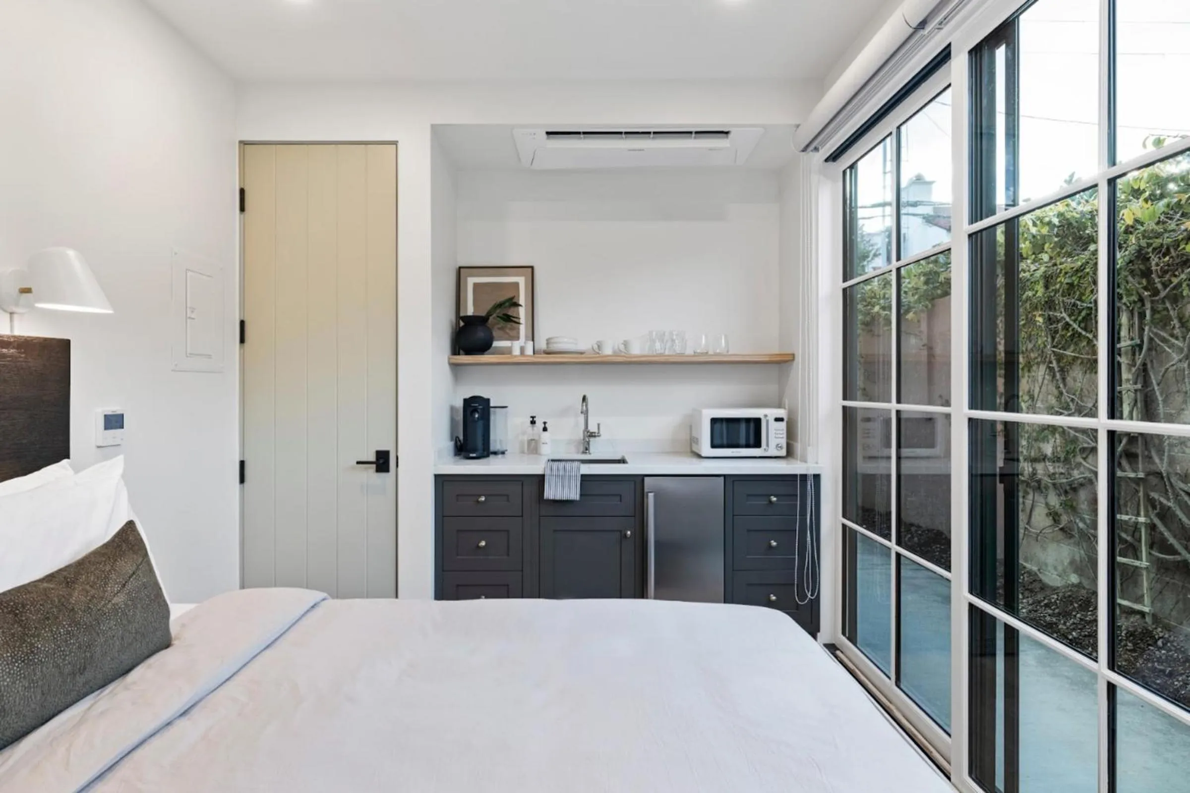 Bed in Casa Jardin - Boutique Suites in Downtown Santa Barbara