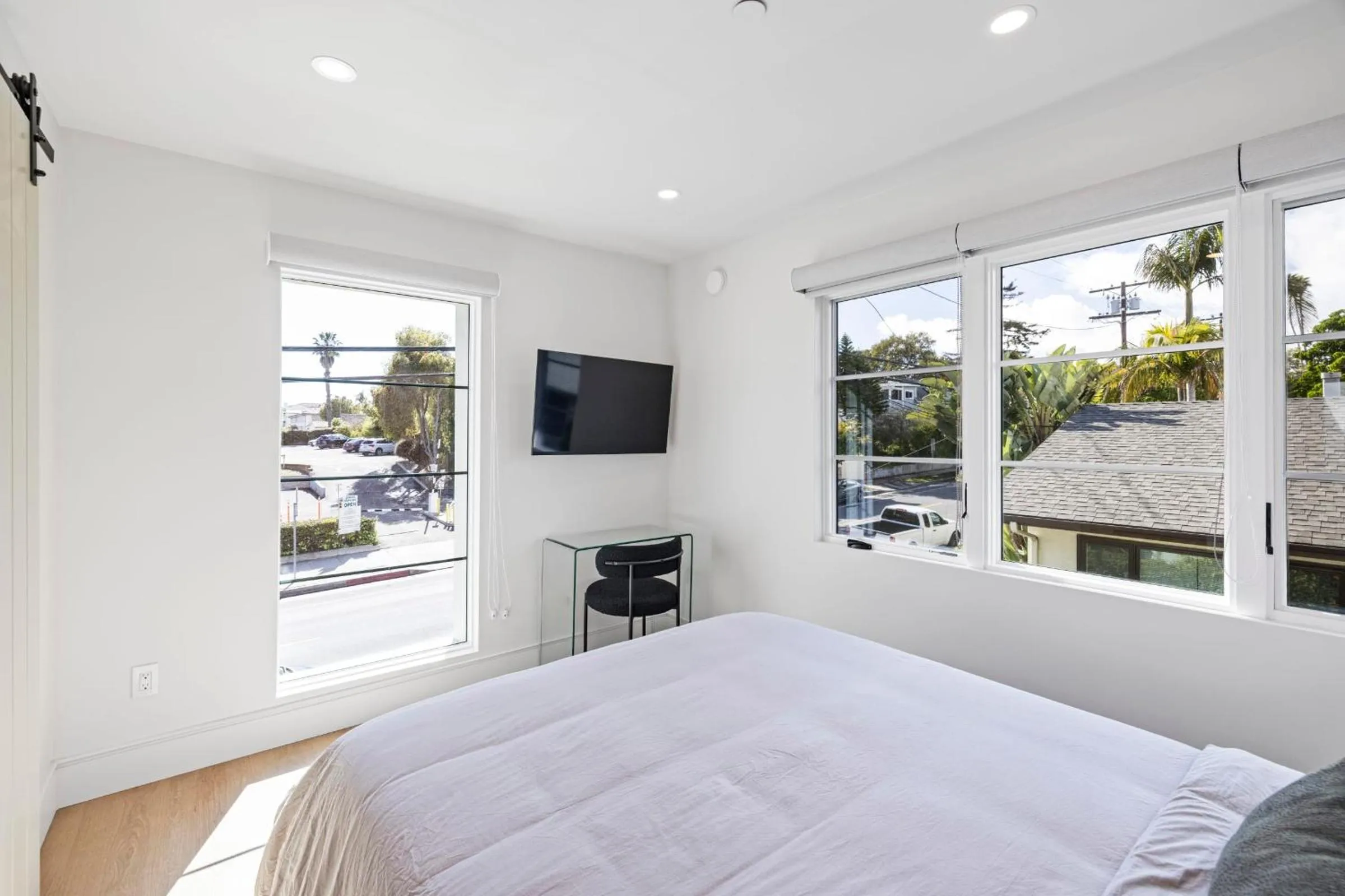 Bed in Casa Jardin - Boutique Suites in Downtown Santa Barbara