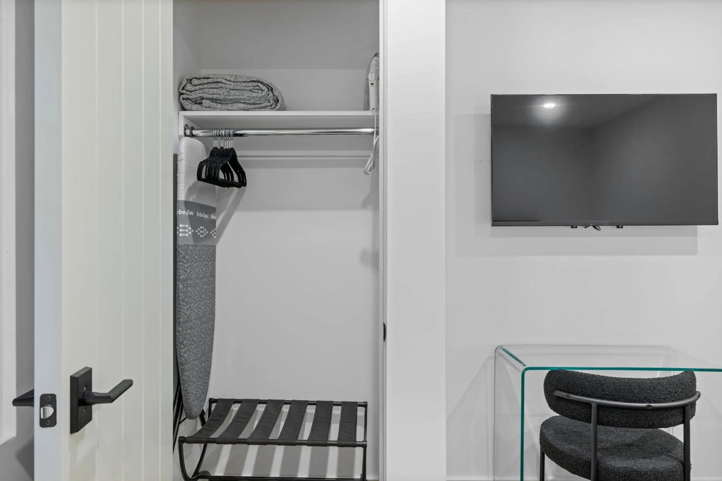 TV and multimedia in Casa Jardin - Boutique Suites in Downtown Santa Barbara