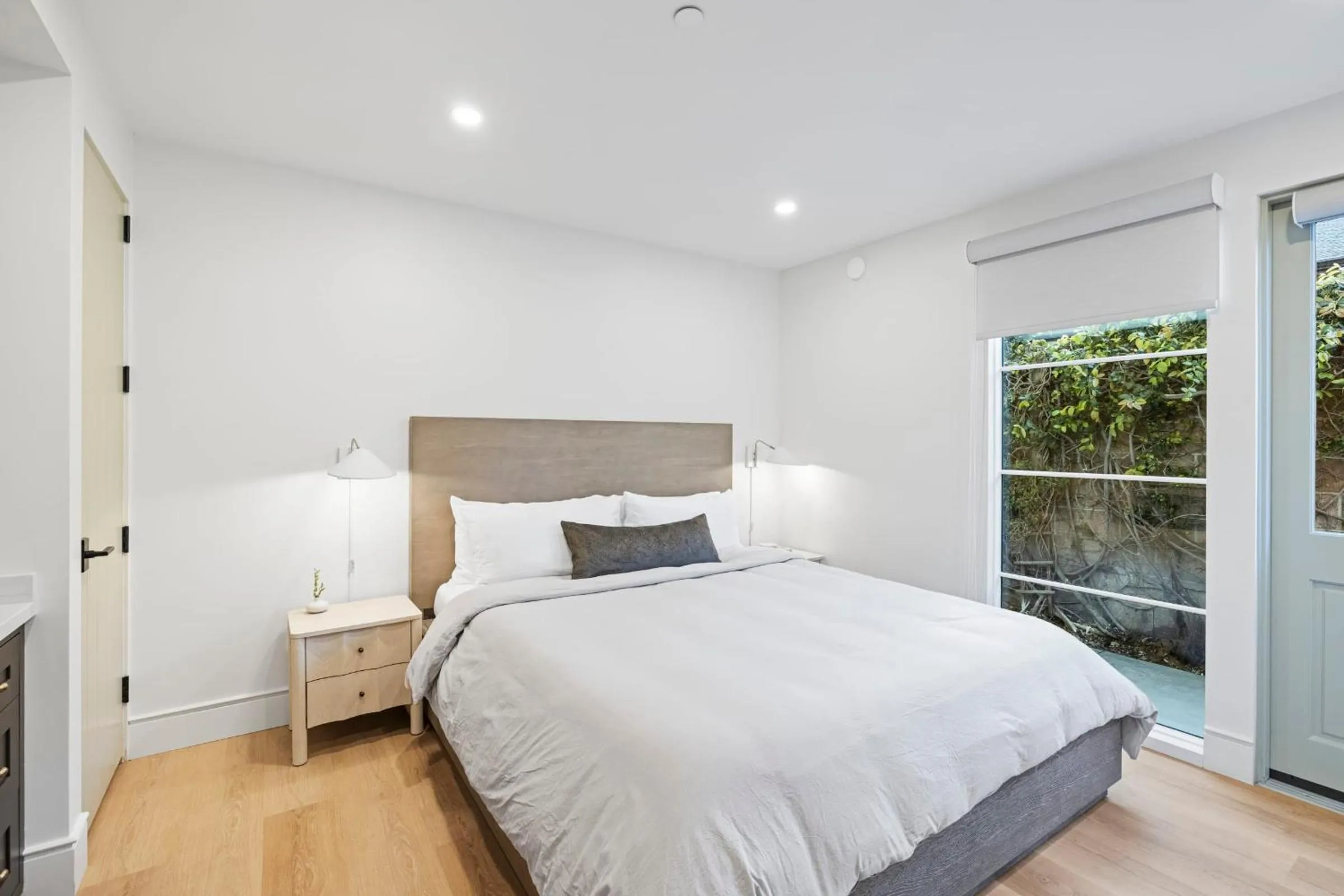 Bed in Casa Jardin - Boutique Suites in Downtown Santa Barbara